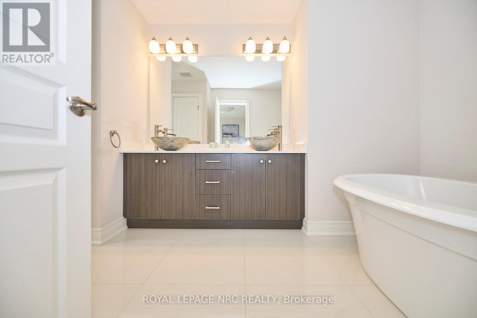 












9324 MADISON CRESCENT

,
Niagara Falls (Forestview),




Ontario
L2H0M3

