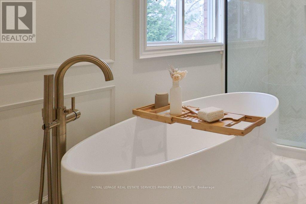 












1962 CALGARY COURT

,
Mississauga,




Ontario
L5H4J1

