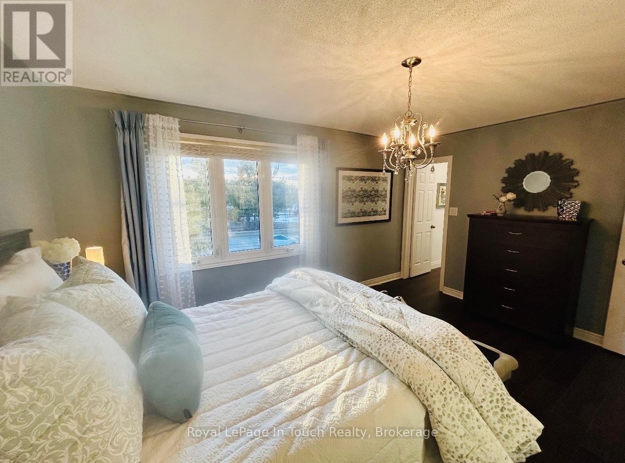 












153 FERNDALE DRIVE S

,
Barrie (Ardagh),




Ontario
L4N6X9

