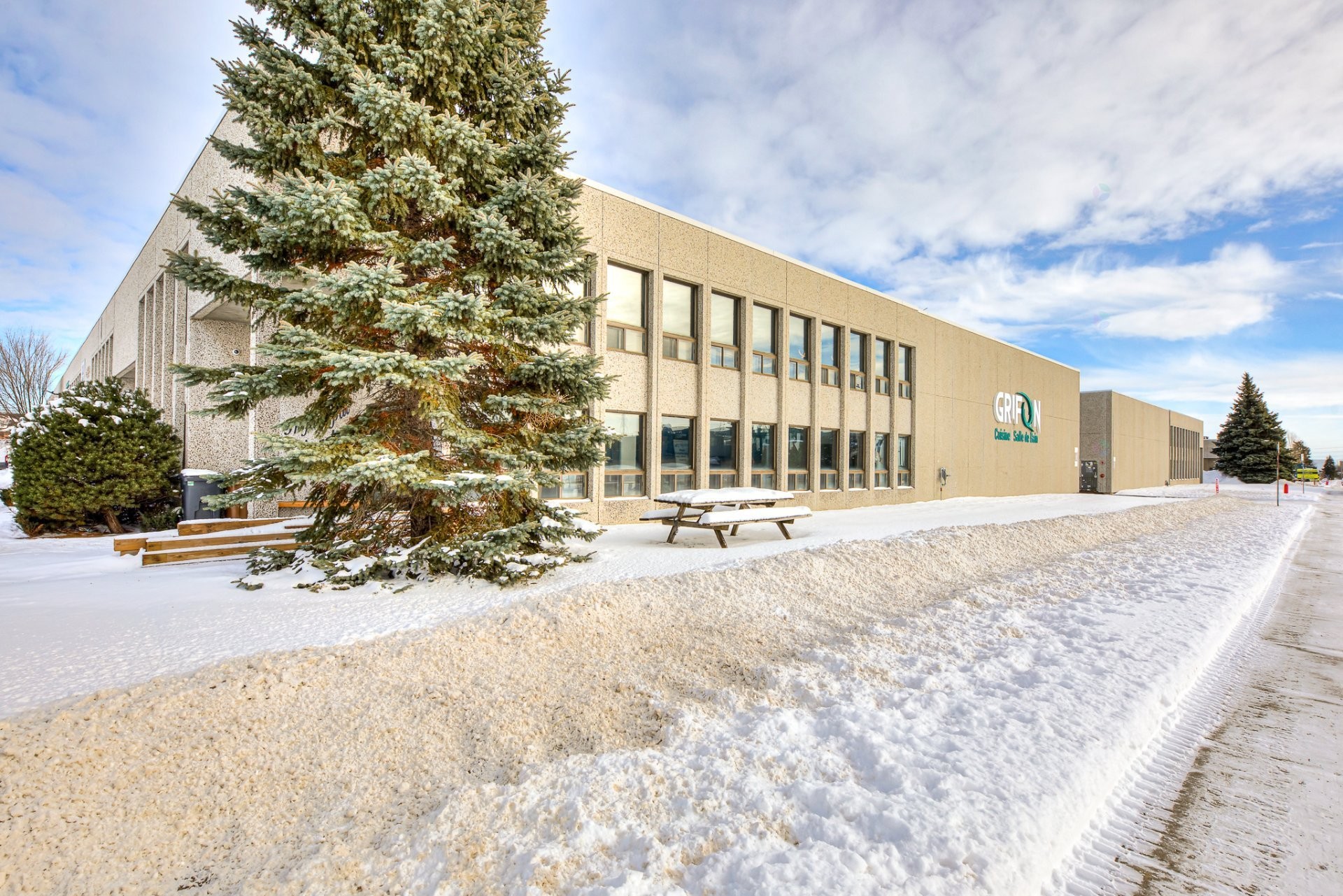 









2473

 - 2475


Rue Guénette

,
Montréal (Saint-Laurent),




QC
H4R2E9

