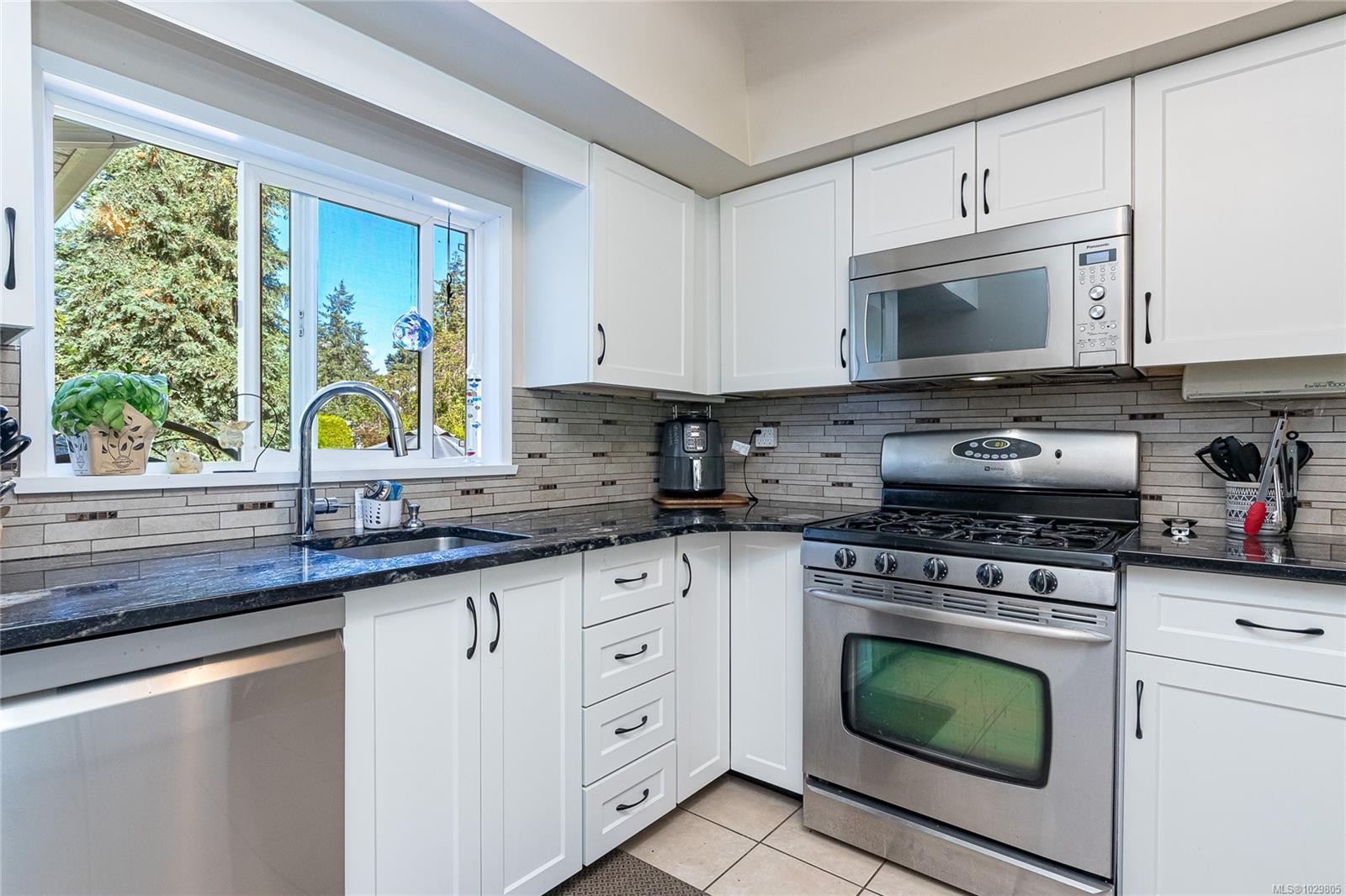 









3334


Acemink

Rd,
Colwood,




BC
V9C 2J6

