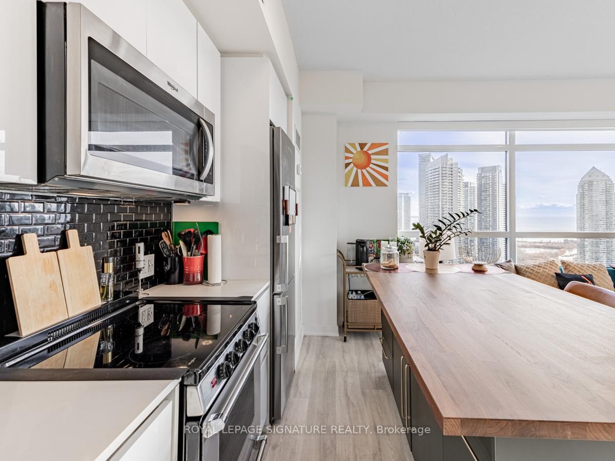 









251


Manitoba

Street, 2704,
Toronto,




ON
M8Y 0C7

