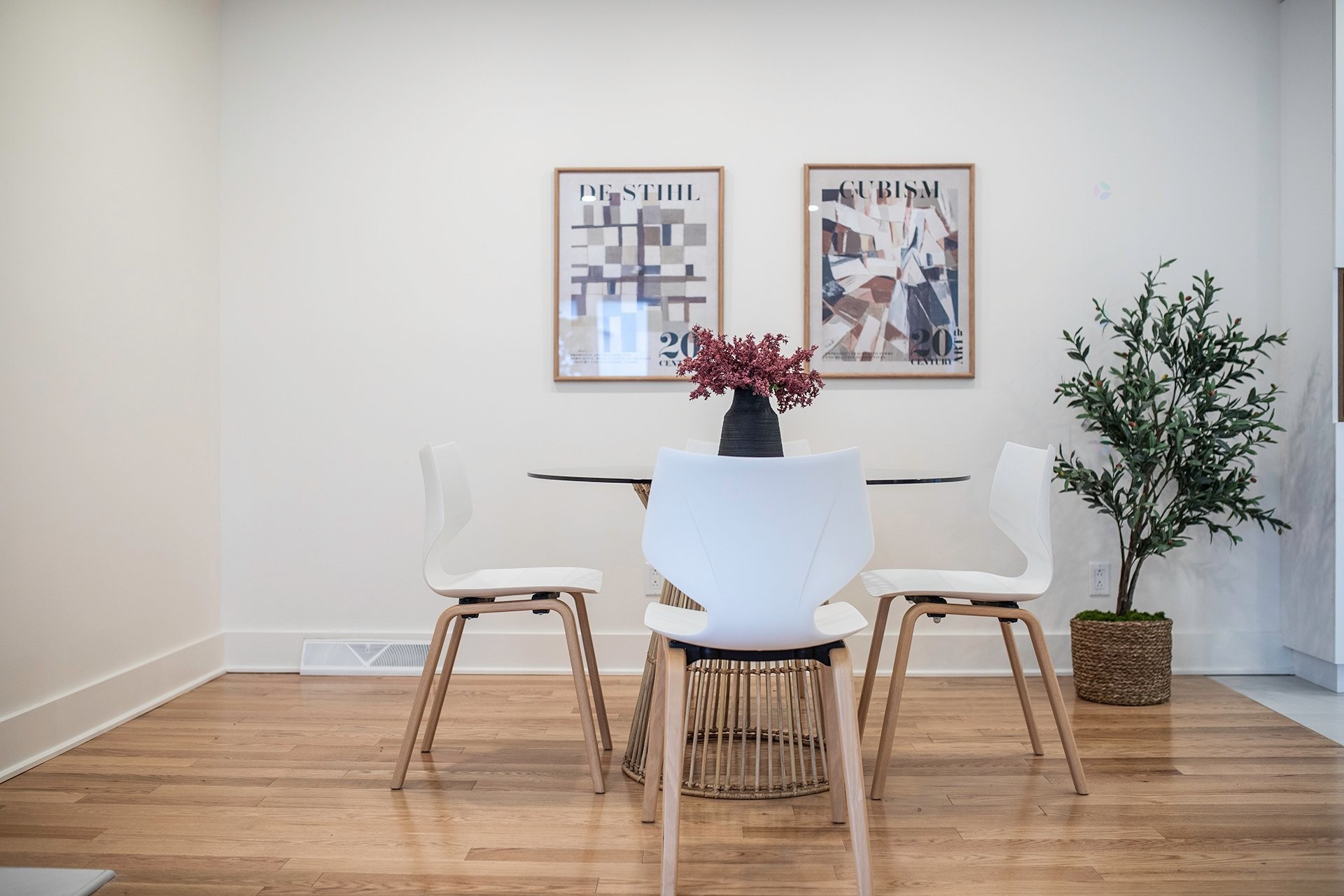 









892


Rue Nicolet

,
Longueuil (Le Vieux-Longueuil),




QC
J4J4T4

