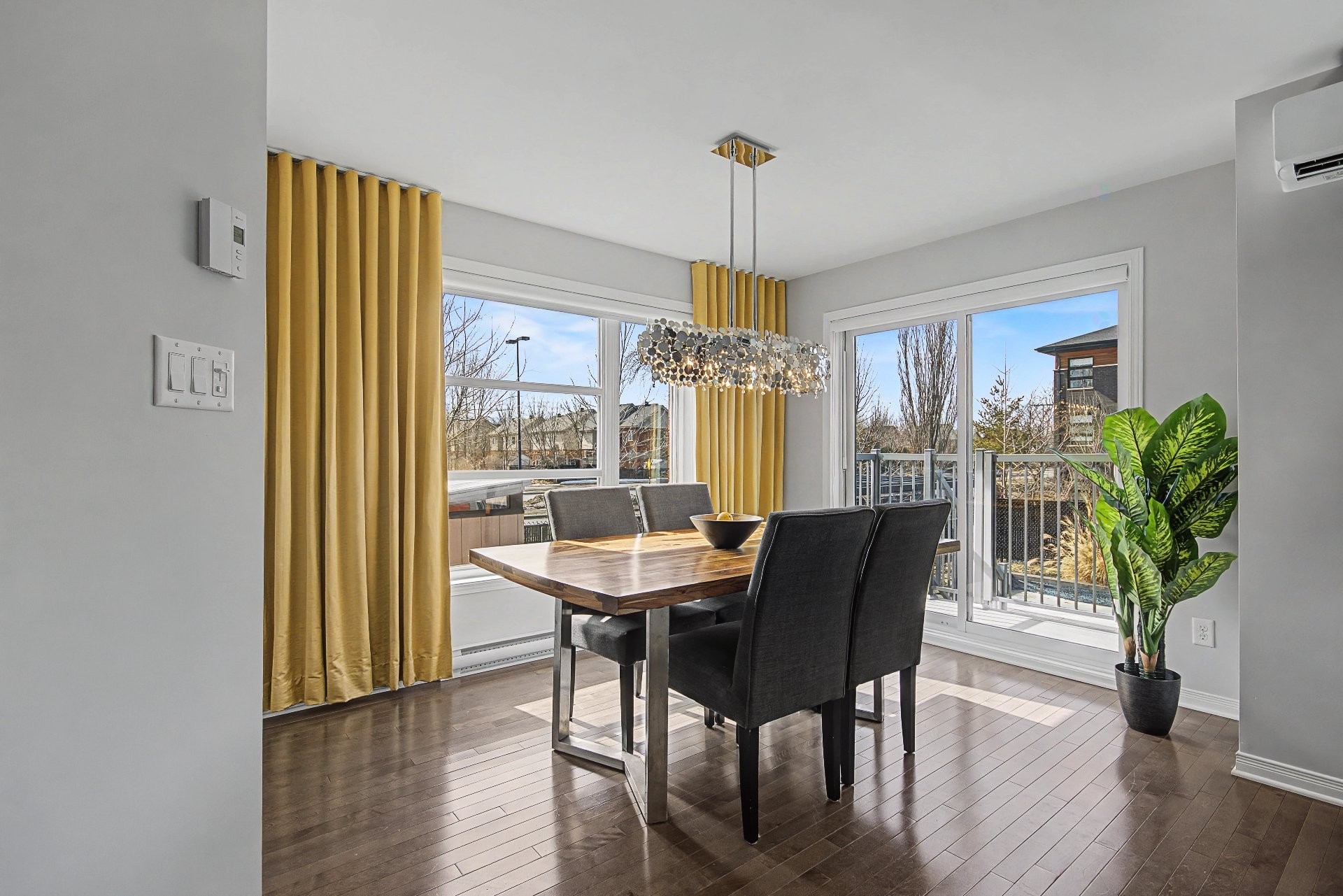 









1007


Rue des Samares

,
Longueuil (Le Vieux-Longueuil),




QC
J4M0A8

