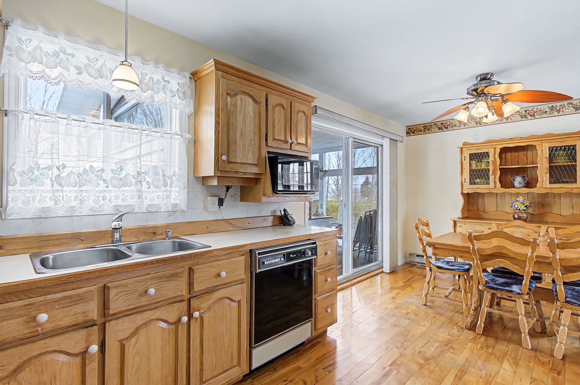 









1785


Rue du Moulin

,
Sainte-Marie-Madeleine,




QC
J0H1S0

