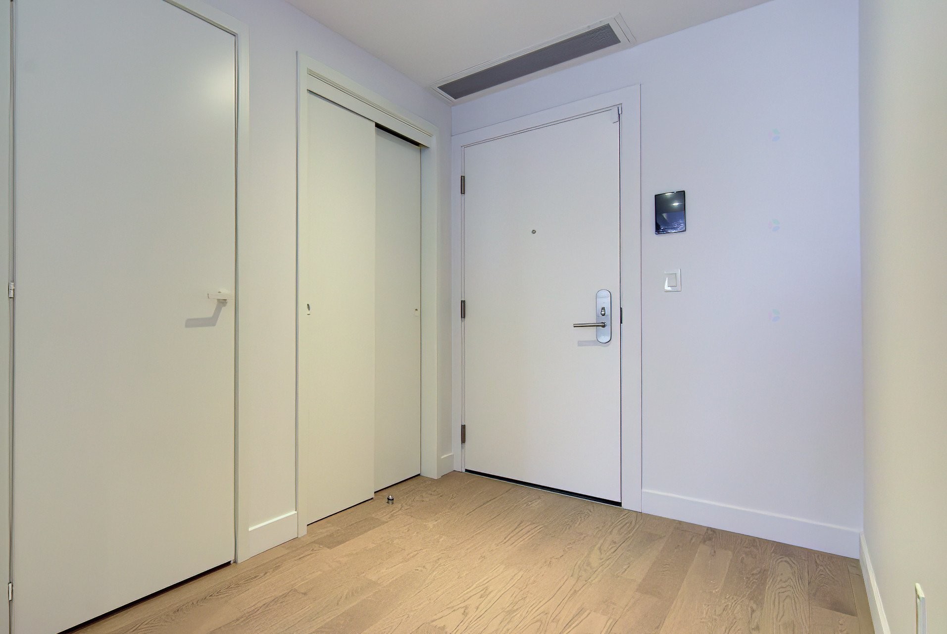 









1205


Place Phillips

, 3411,
Montréal (Ville-Marie),




QC
H3B0H3

