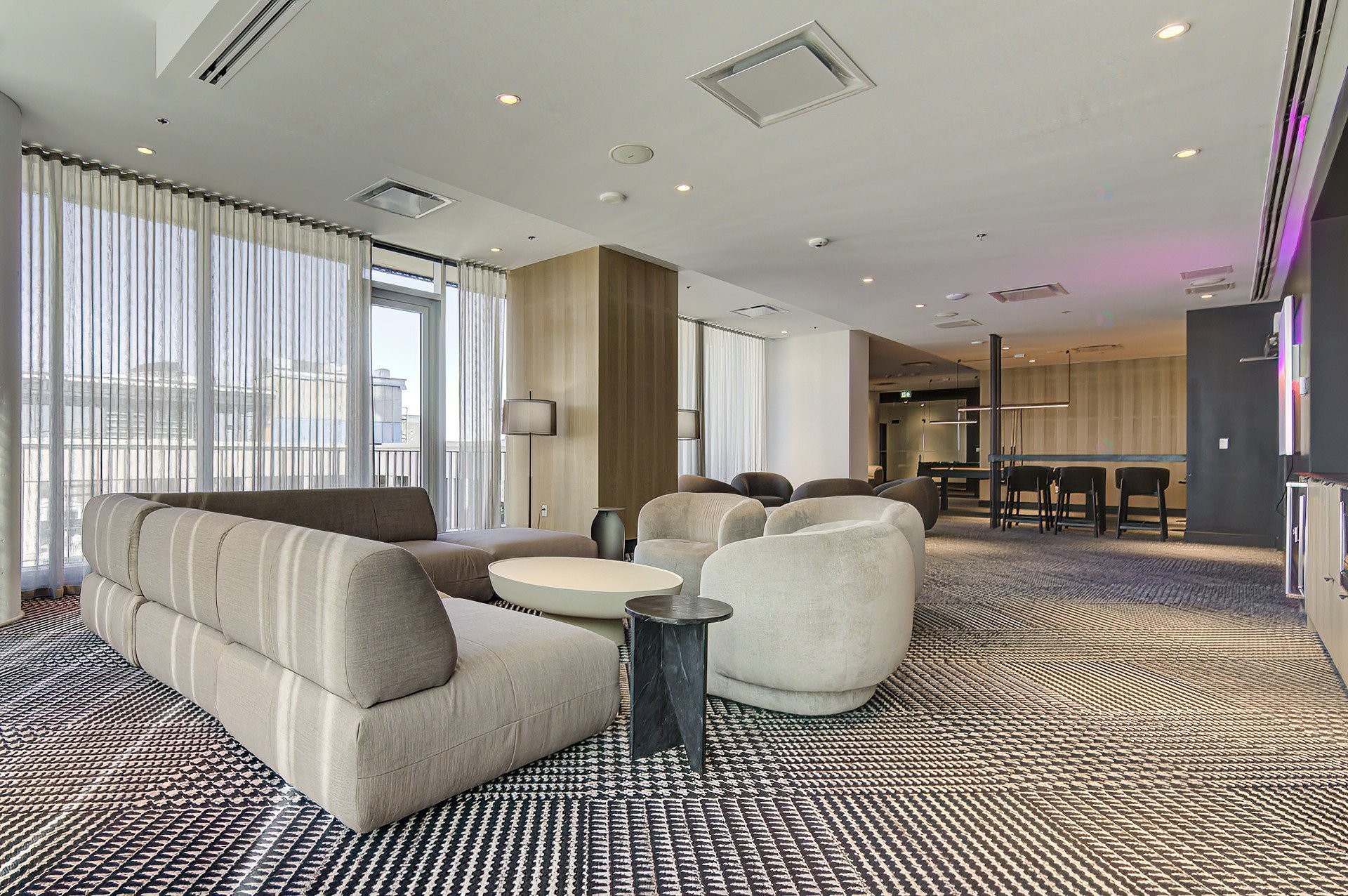 









1205


Place Phillips

, 3411,
Montréal (Ville-Marie),




QC
H3B0H3

