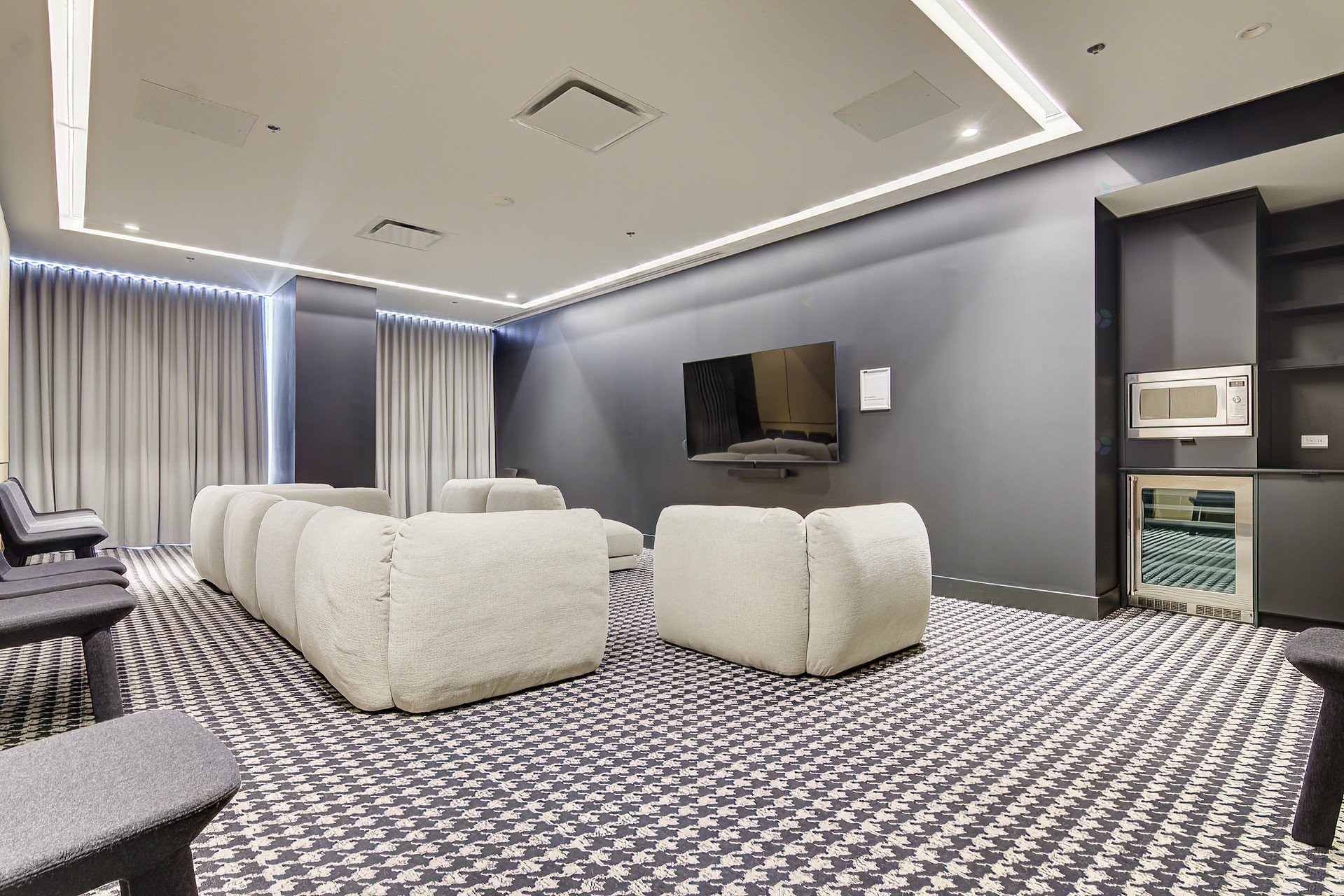 









1205


Place Phillips

, 3411,
Montréal (Ville-Marie),




QC
H3B0H3

