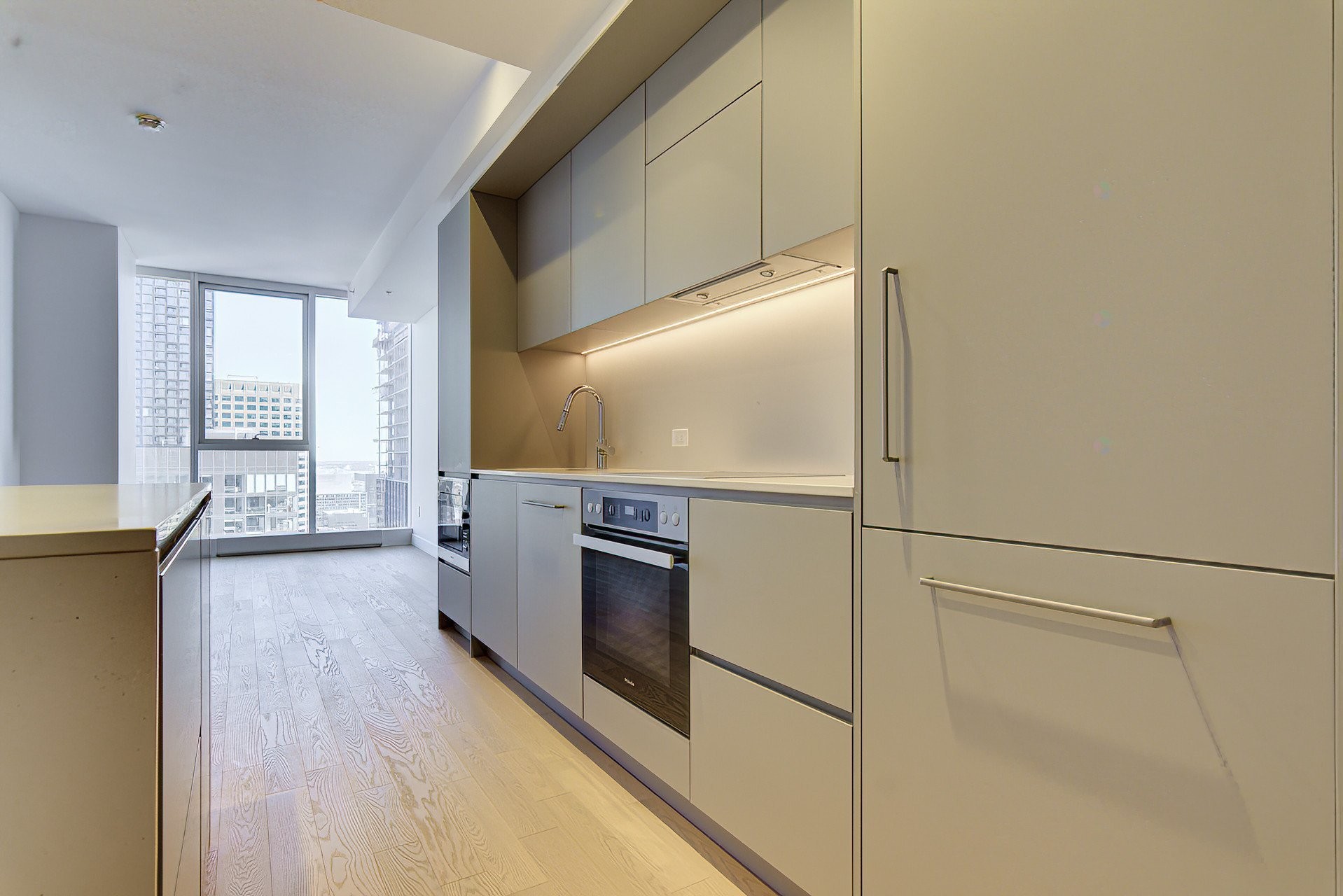 









1205


Place Phillips

, 3411,
Montréal (Ville-Marie),




QC
H3B0H3

