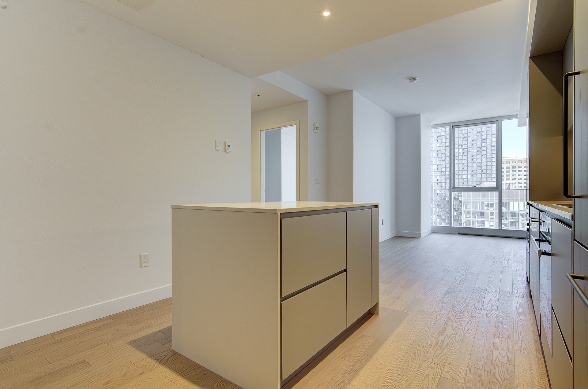 









1205


Place Phillips

, 3411,
Montréal (Ville-Marie),




QC
H3B0H3

