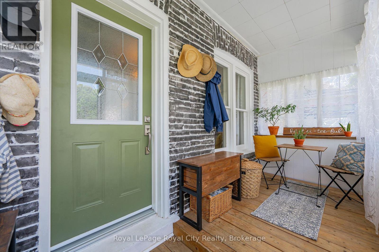 












137 PERTH STREET

,
Stratford,




Ontario
N5A3Y1

