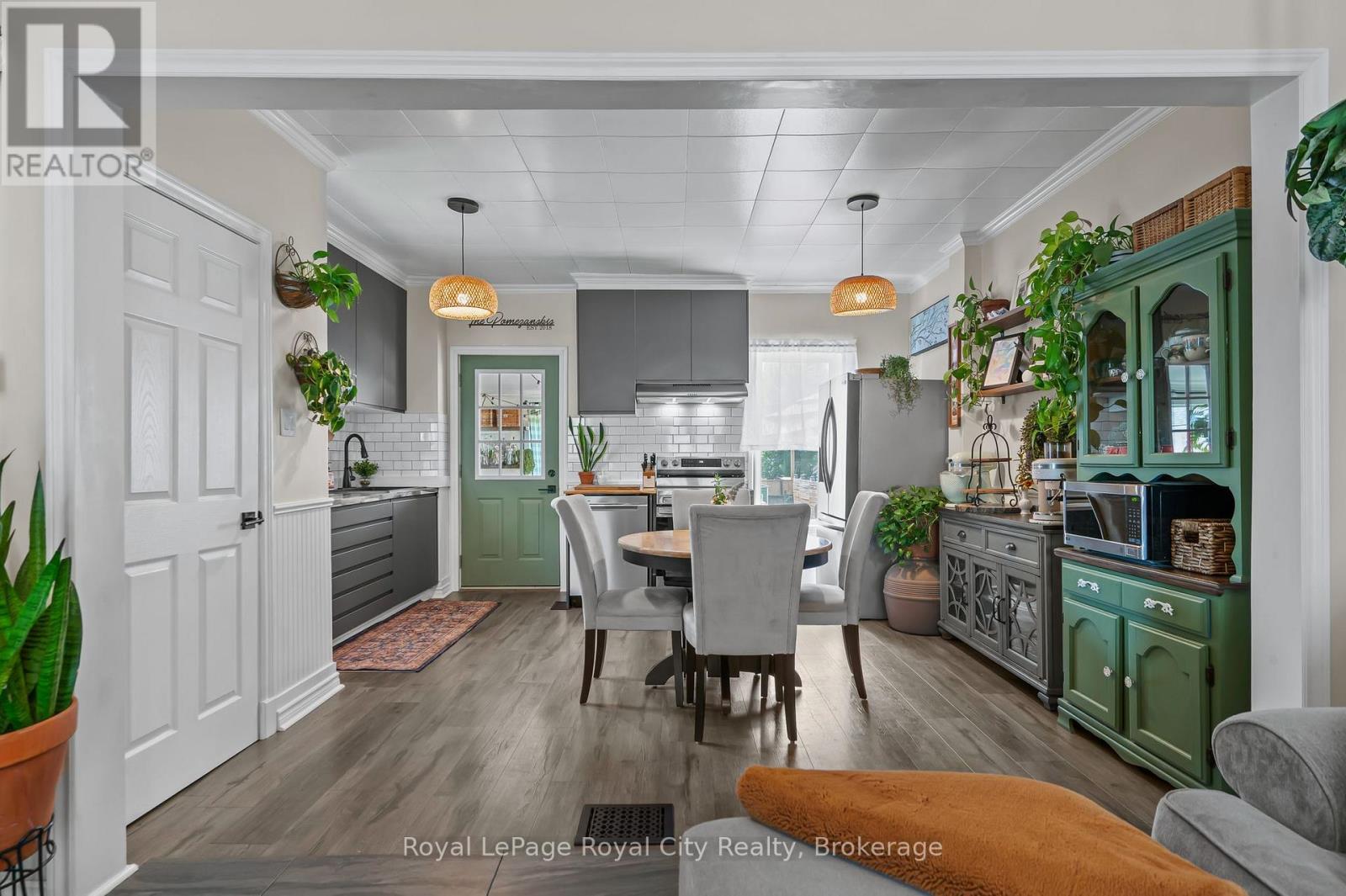 












137 PERTH STREET

,
Stratford,




Ontario
N5A3Y1

