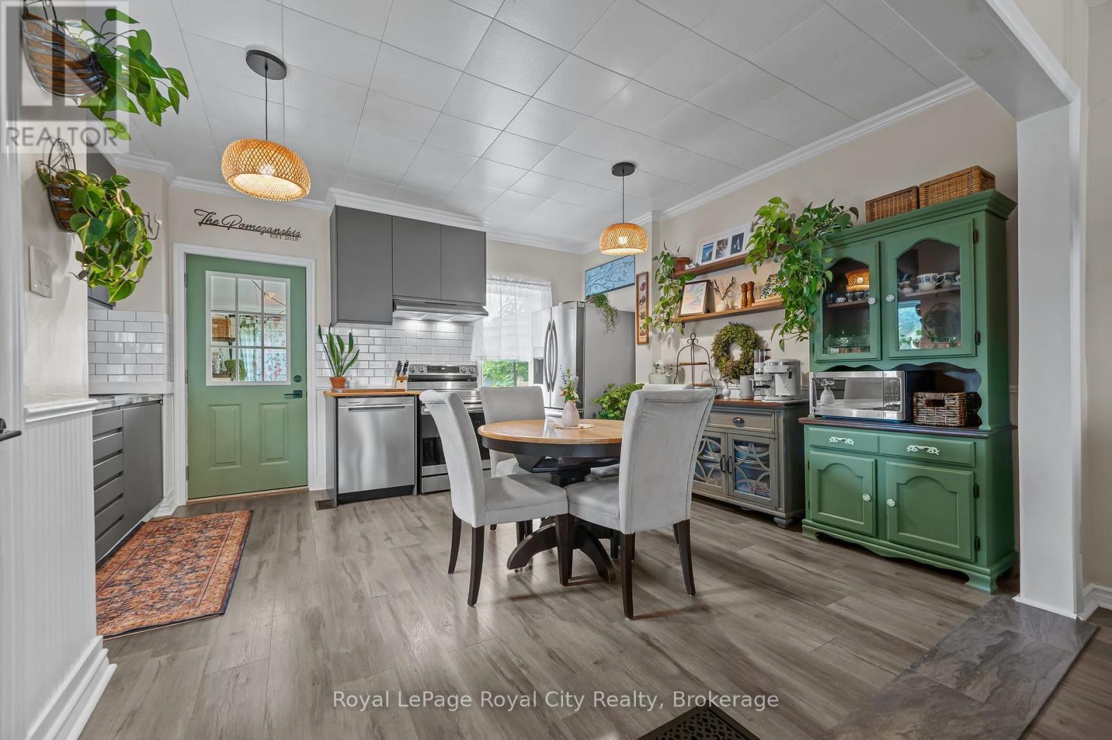 












137 PERTH STREET

,
Stratford,




Ontario
N5A3Y1

