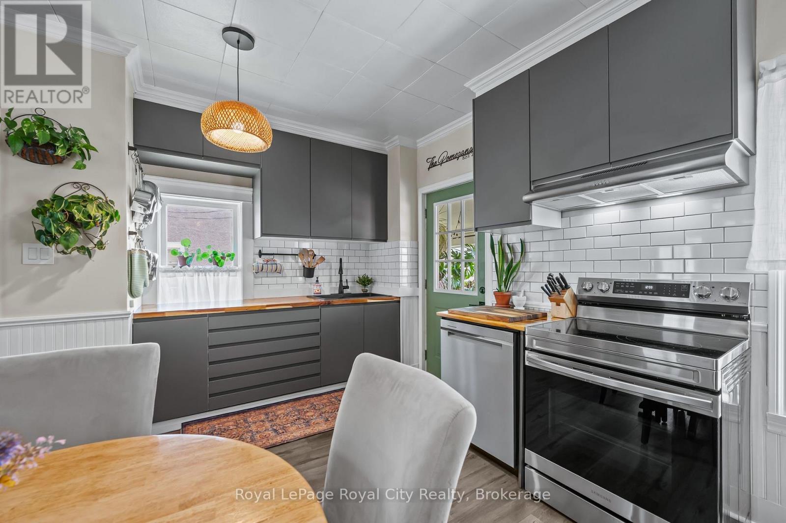 












137 PERTH STREET

,
Stratford,




Ontario
N5A3Y1

