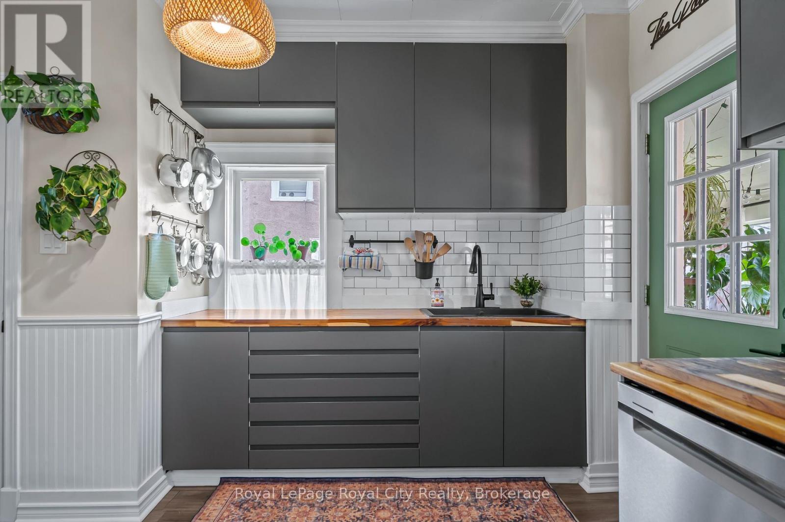 












137 PERTH STREET

,
Stratford,




Ontario
N5A3Y1

