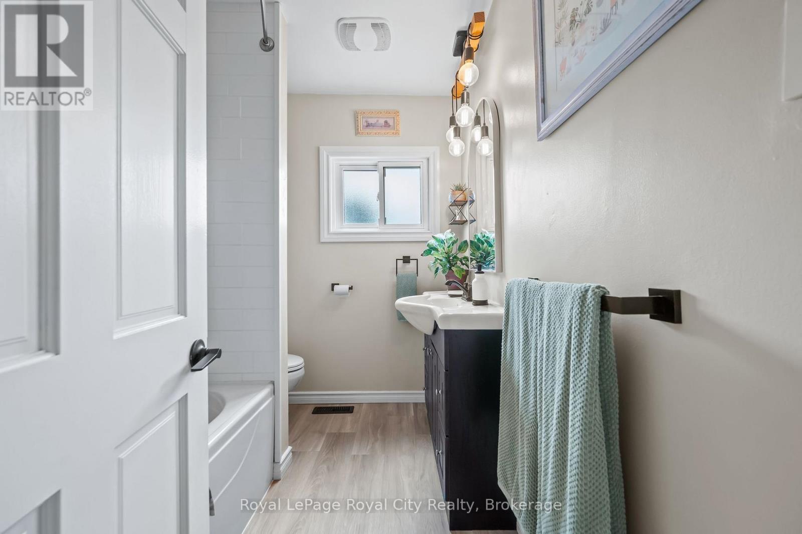 












137 PERTH STREET

,
Stratford,




Ontario
N5A3Y1

