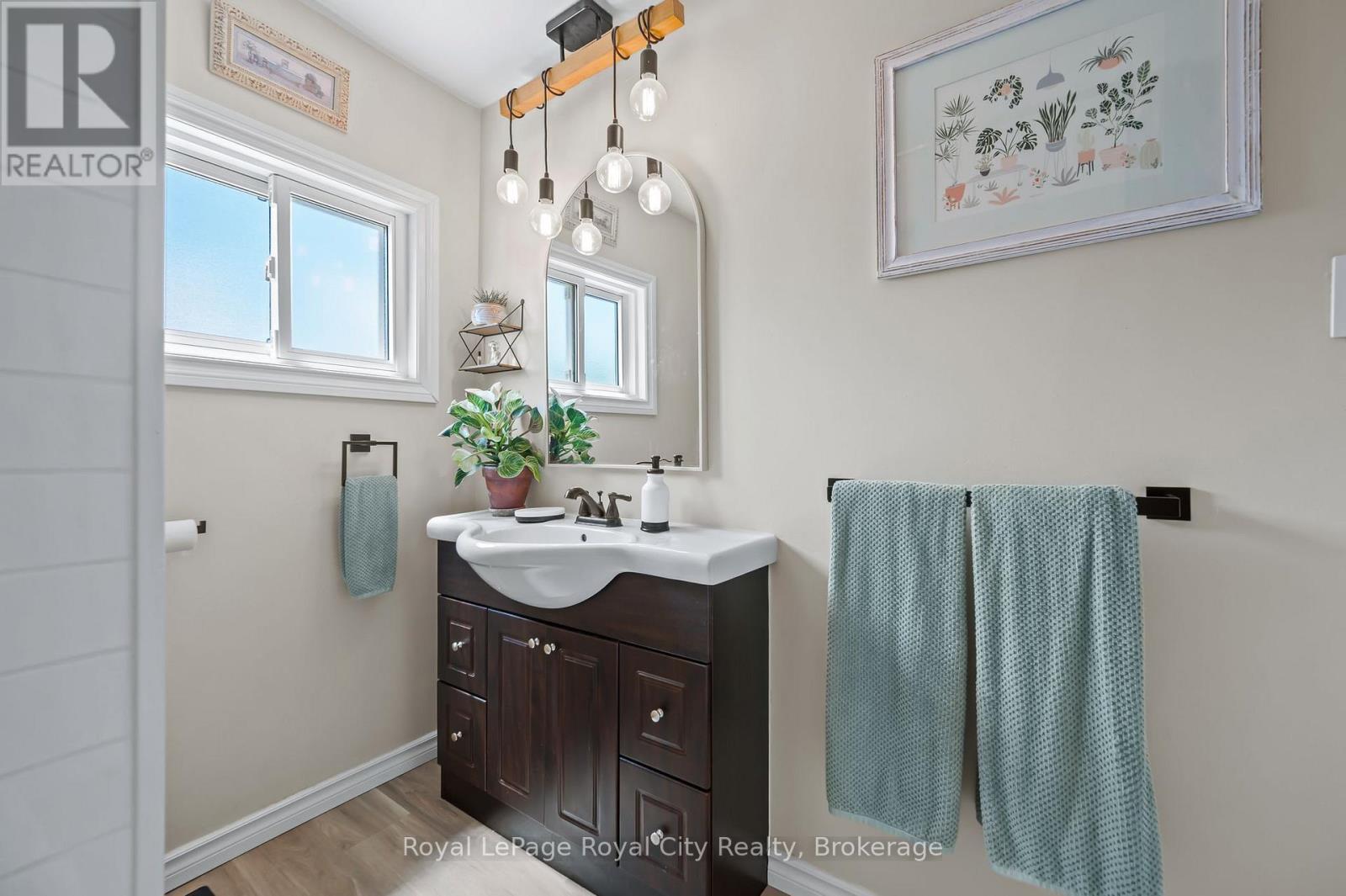 












137 PERTH STREET

,
Stratford,




Ontario
N5A3Y1

