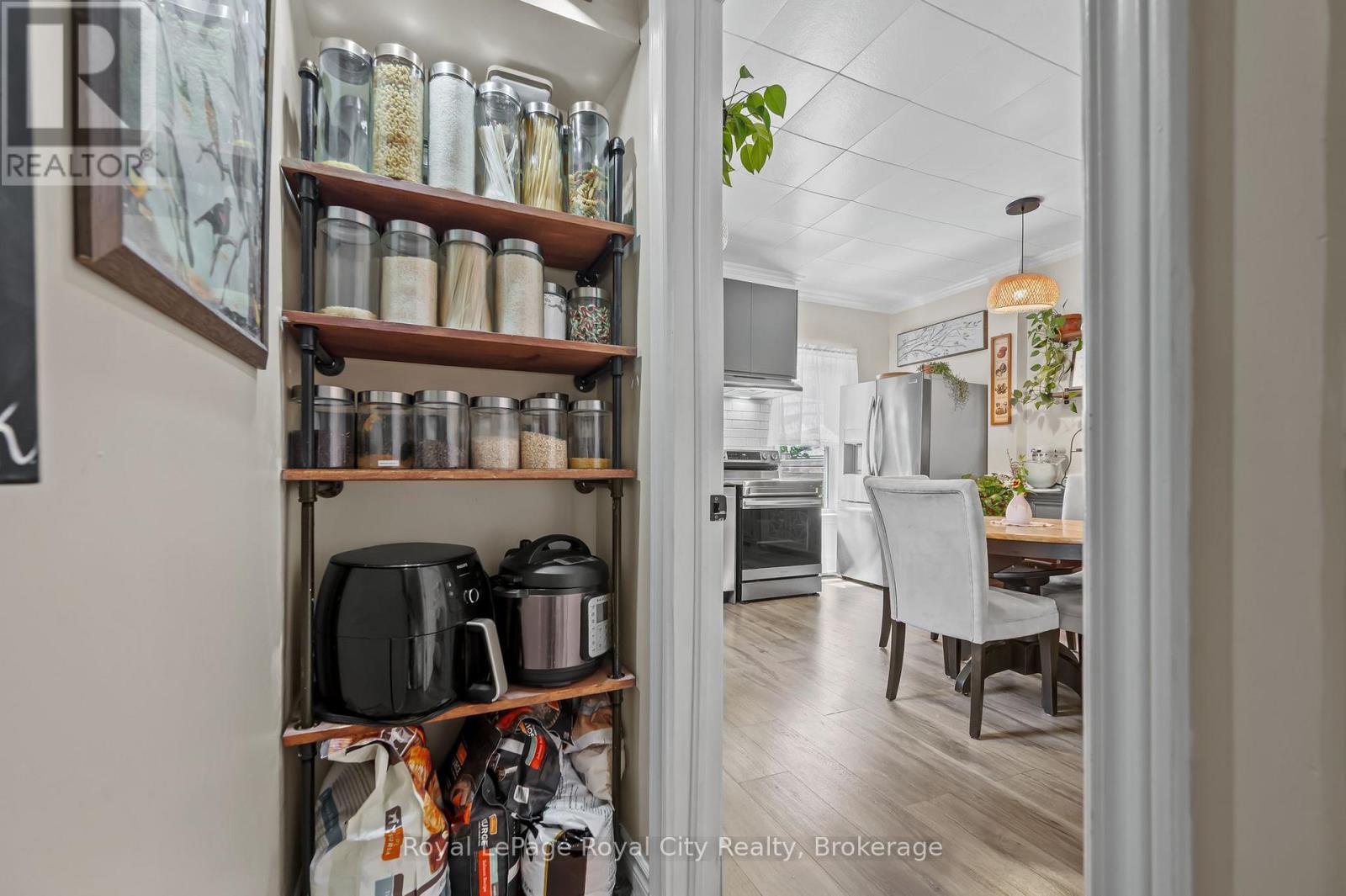 












137 PERTH STREET

,
Stratford,




Ontario
N5A3Y1

