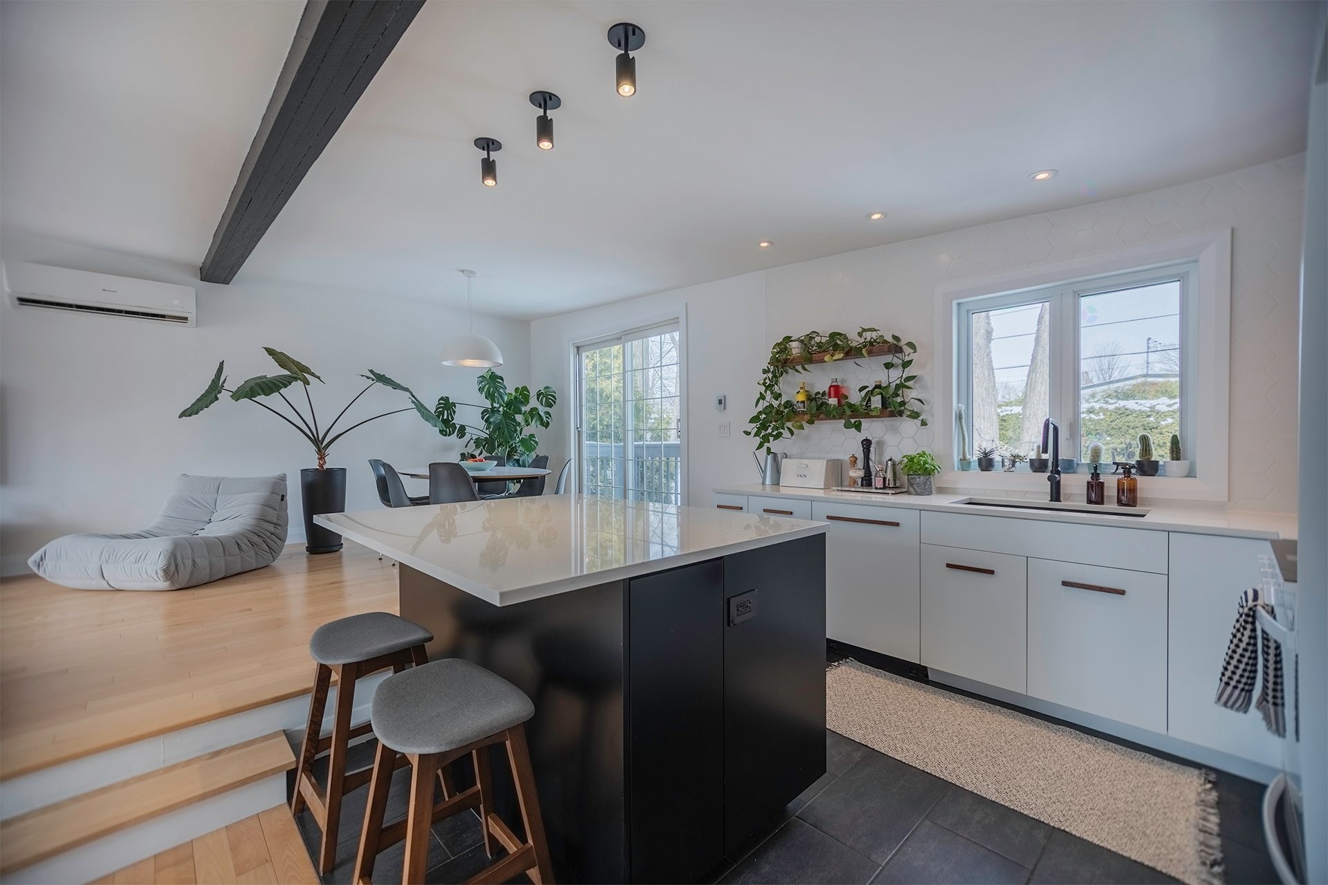 









562


Rue Miles

,
Longueuil (Greenfield Park),




QC
J4V1S6

