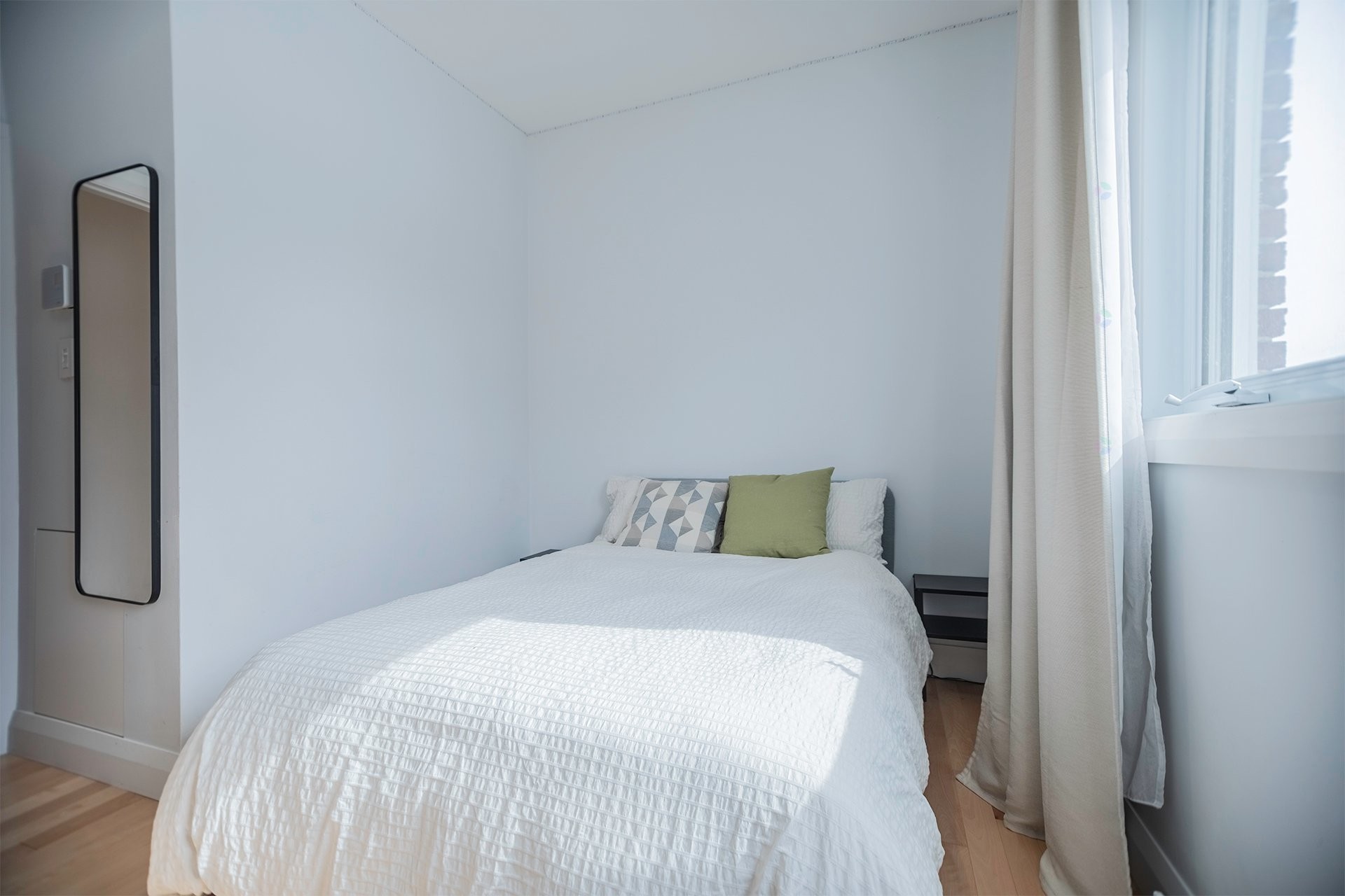 









562


Rue Miles

,
Longueuil (Greenfield Park),




QC
J4V1S6

