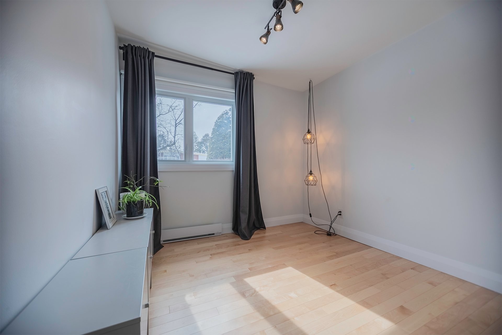 









562


Rue Miles

,
Longueuil (Greenfield Park),




QC
J4V1S6

