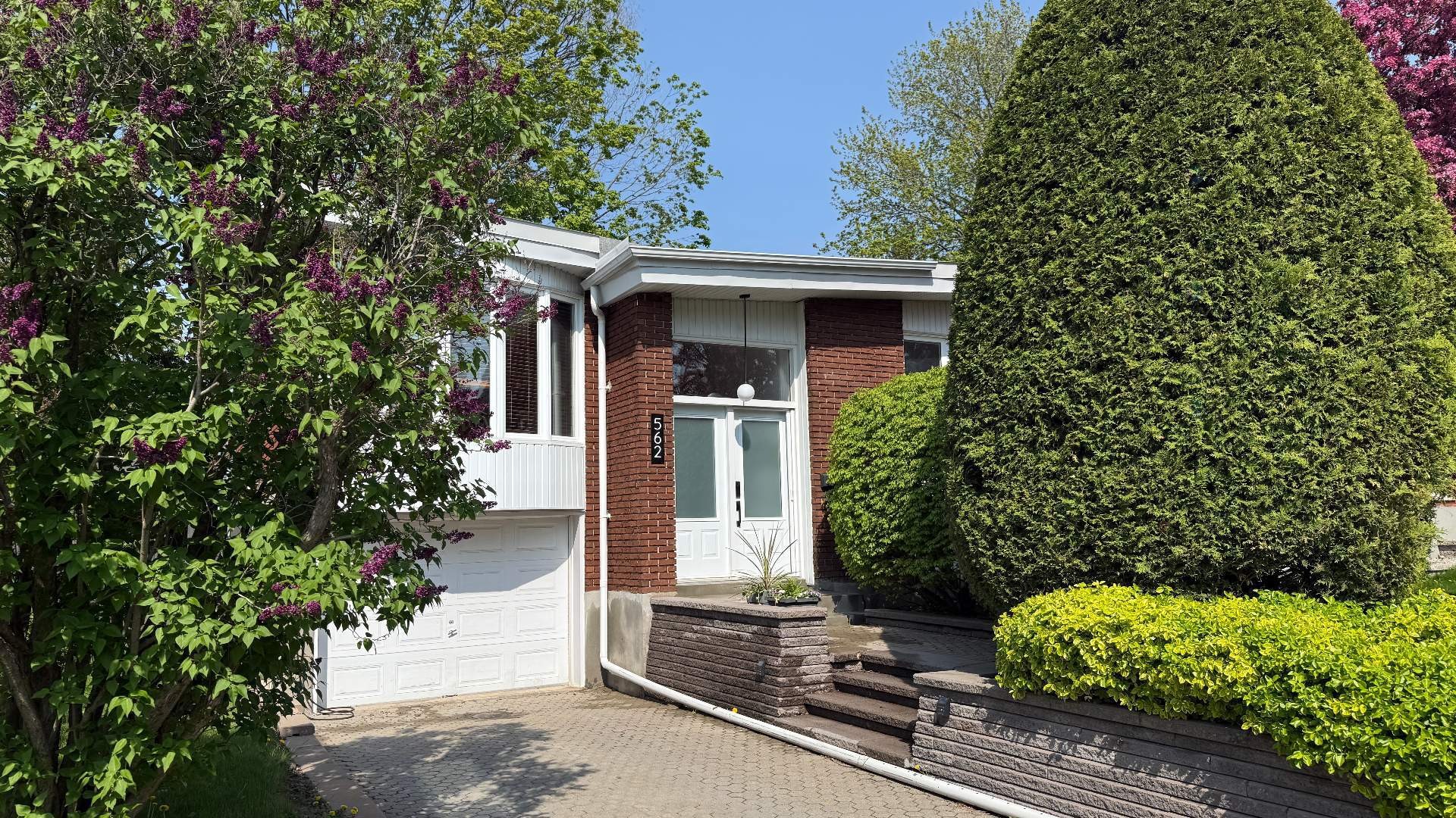 









562


Rue Miles

,
Longueuil (Greenfield Park),




QC
J4V1S6

