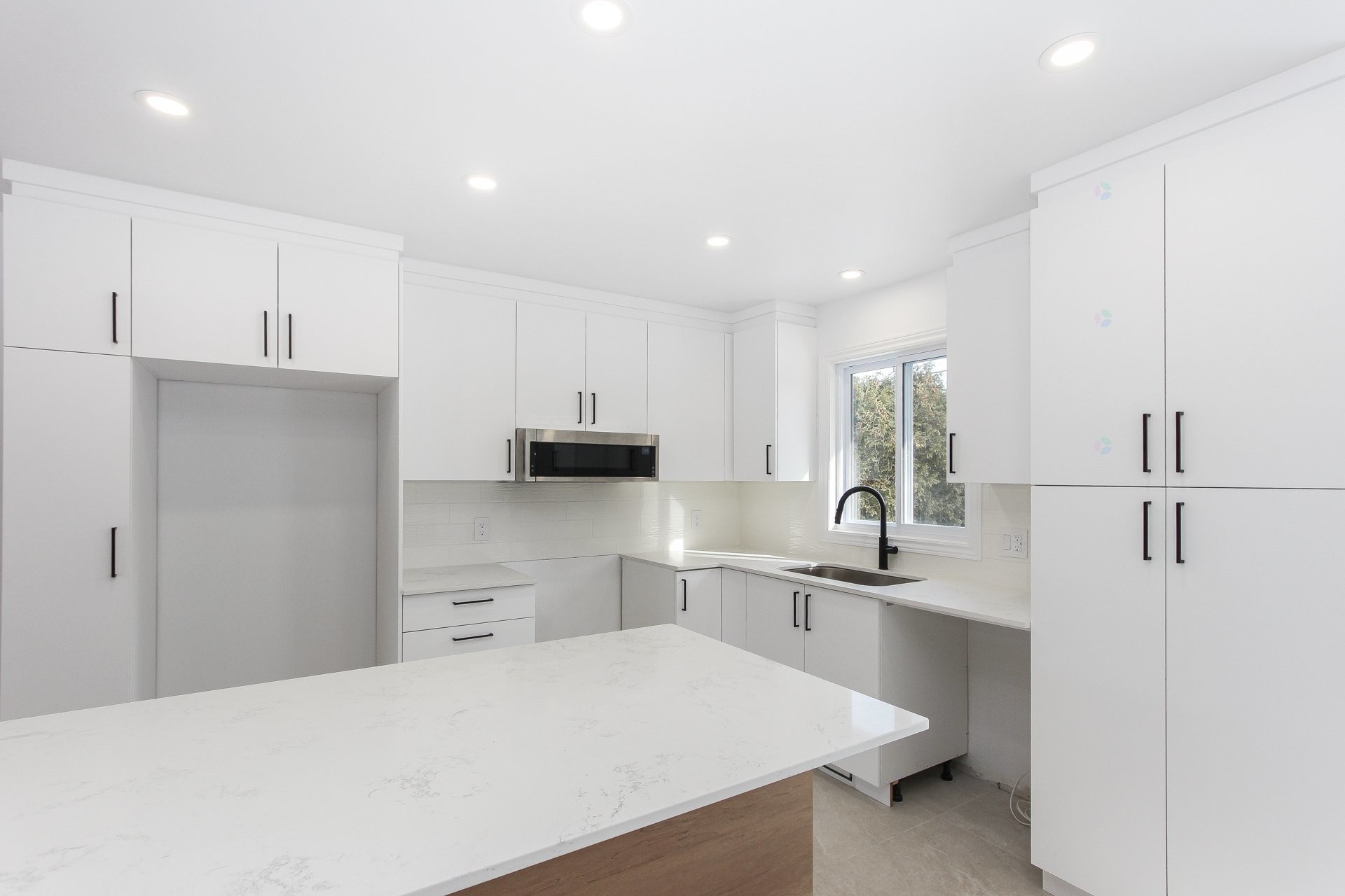 









915


Rue Desmarchais

,
Laval (Fabreville),




QC
H7R4T1


