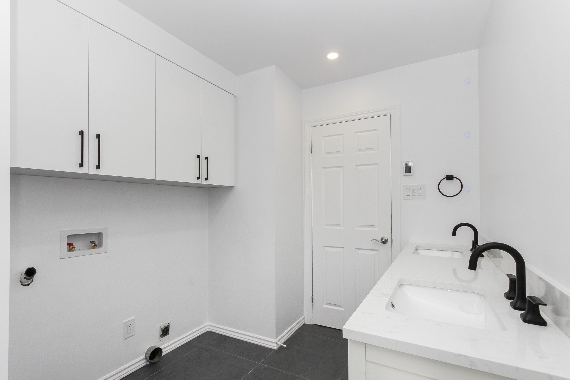 









915


Rue Desmarchais

,
Laval (Fabreville),




QC
H7R4T1

