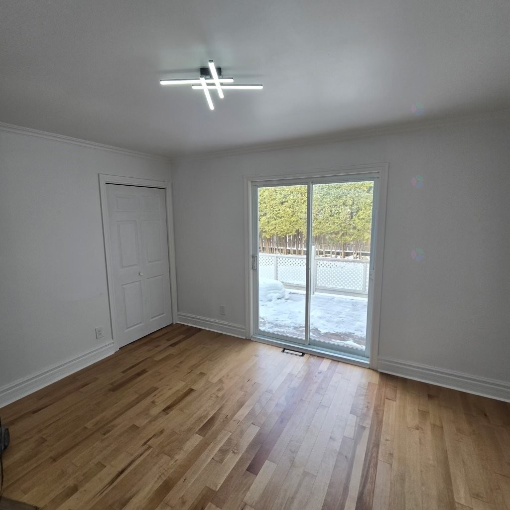 









915


Rue Desmarchais

,
Laval (Fabreville),




QC
H7R4T1


