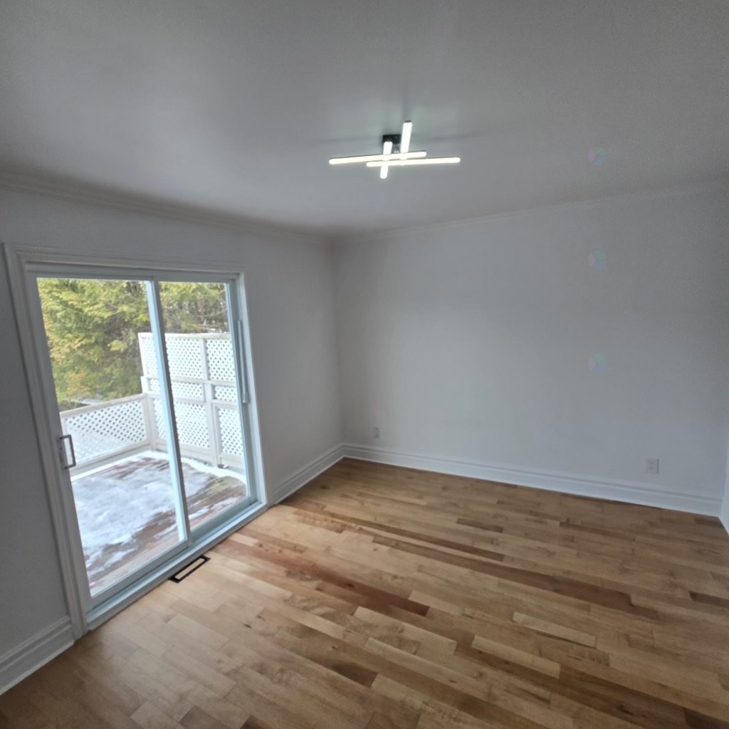 









915


Rue Desmarchais

,
Laval (Fabreville),




QC
H7R4T1

