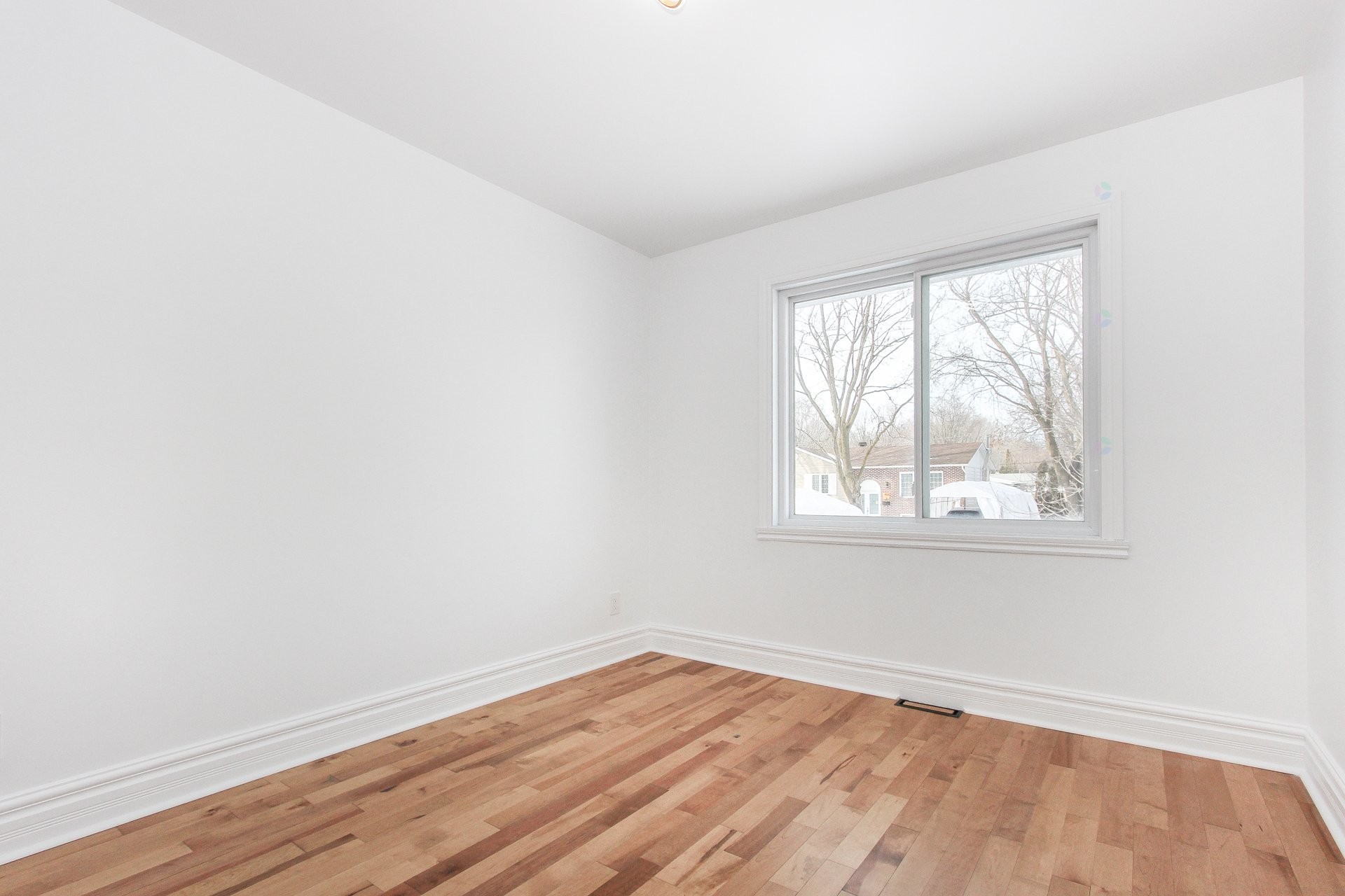 









915


Rue Desmarchais

,
Laval (Fabreville),




QC
H7R4T1

