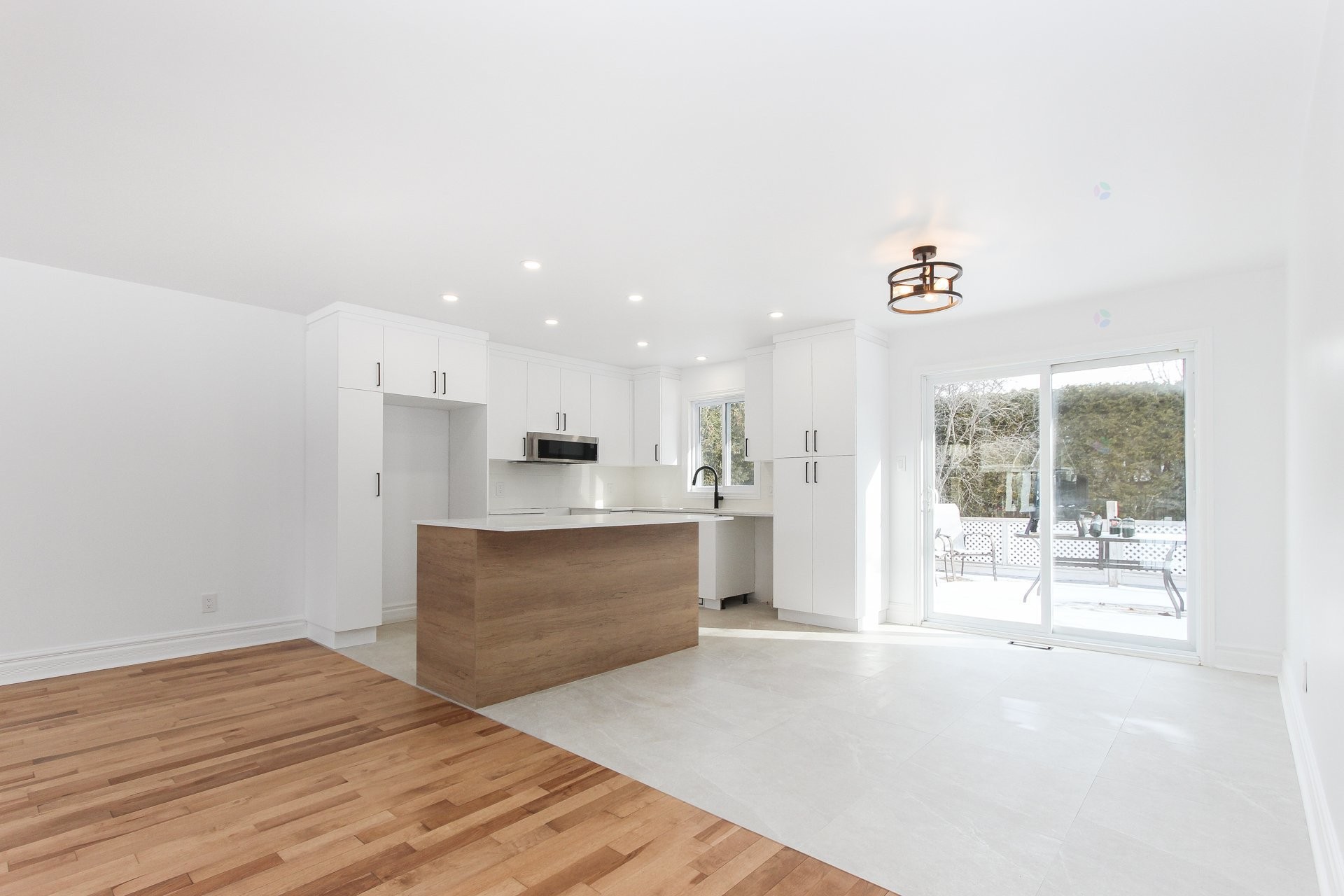 









915


Rue Desmarchais

,
Laval (Fabreville),




QC
H7R4T1

