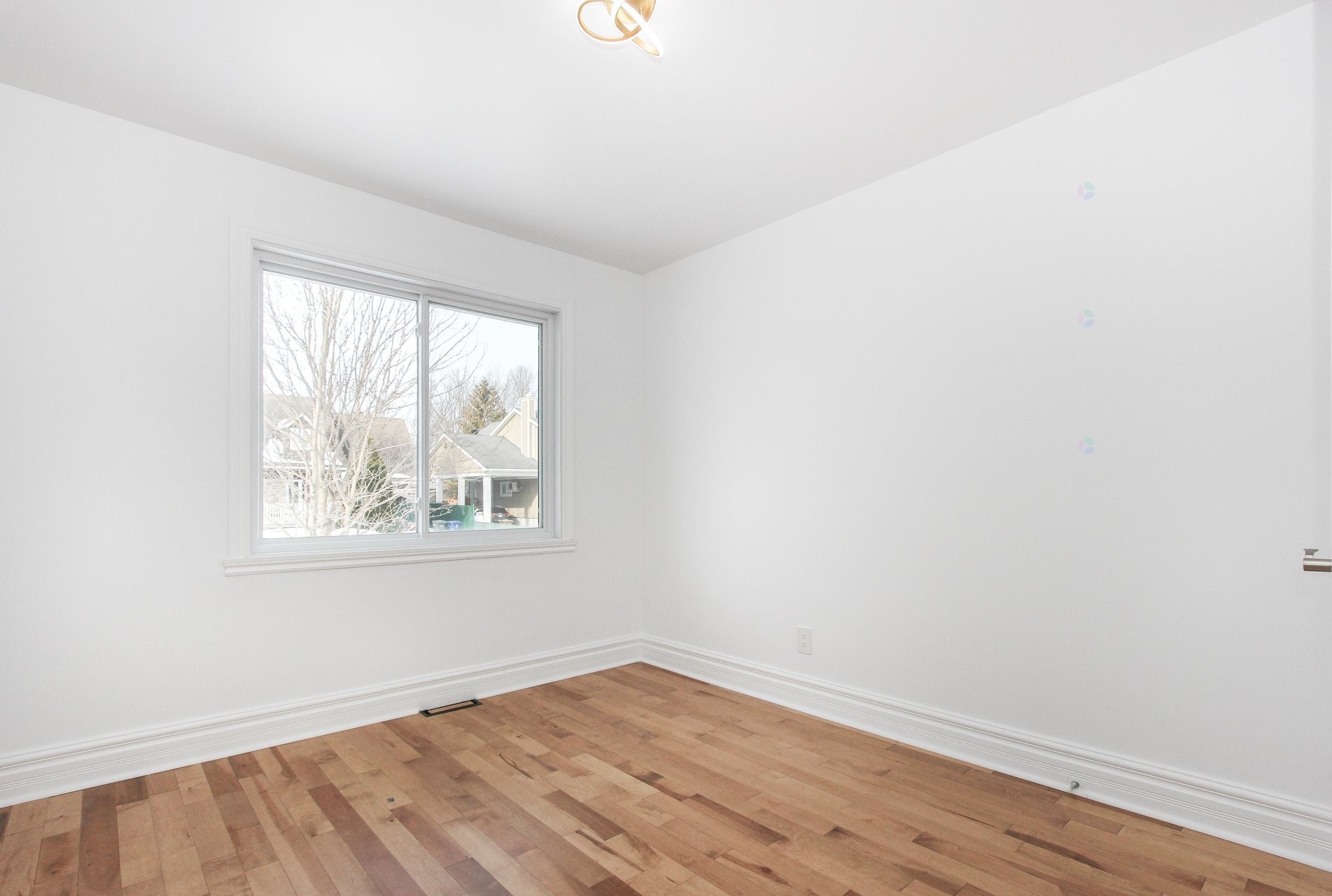 









915


Rue Desmarchais

,
Laval (Fabreville),




QC
H7R4T1

