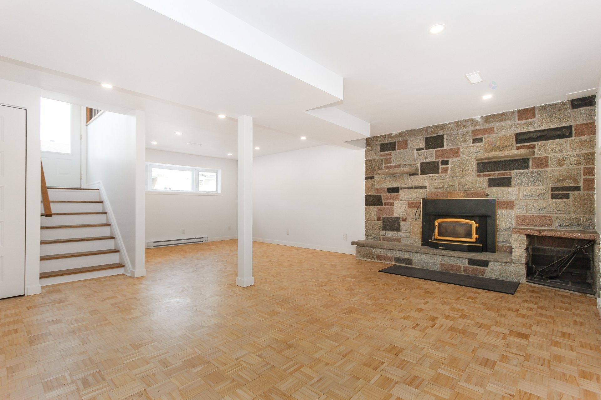 









915


Rue Desmarchais

,
Laval (Fabreville),




QC
H7R4T1

