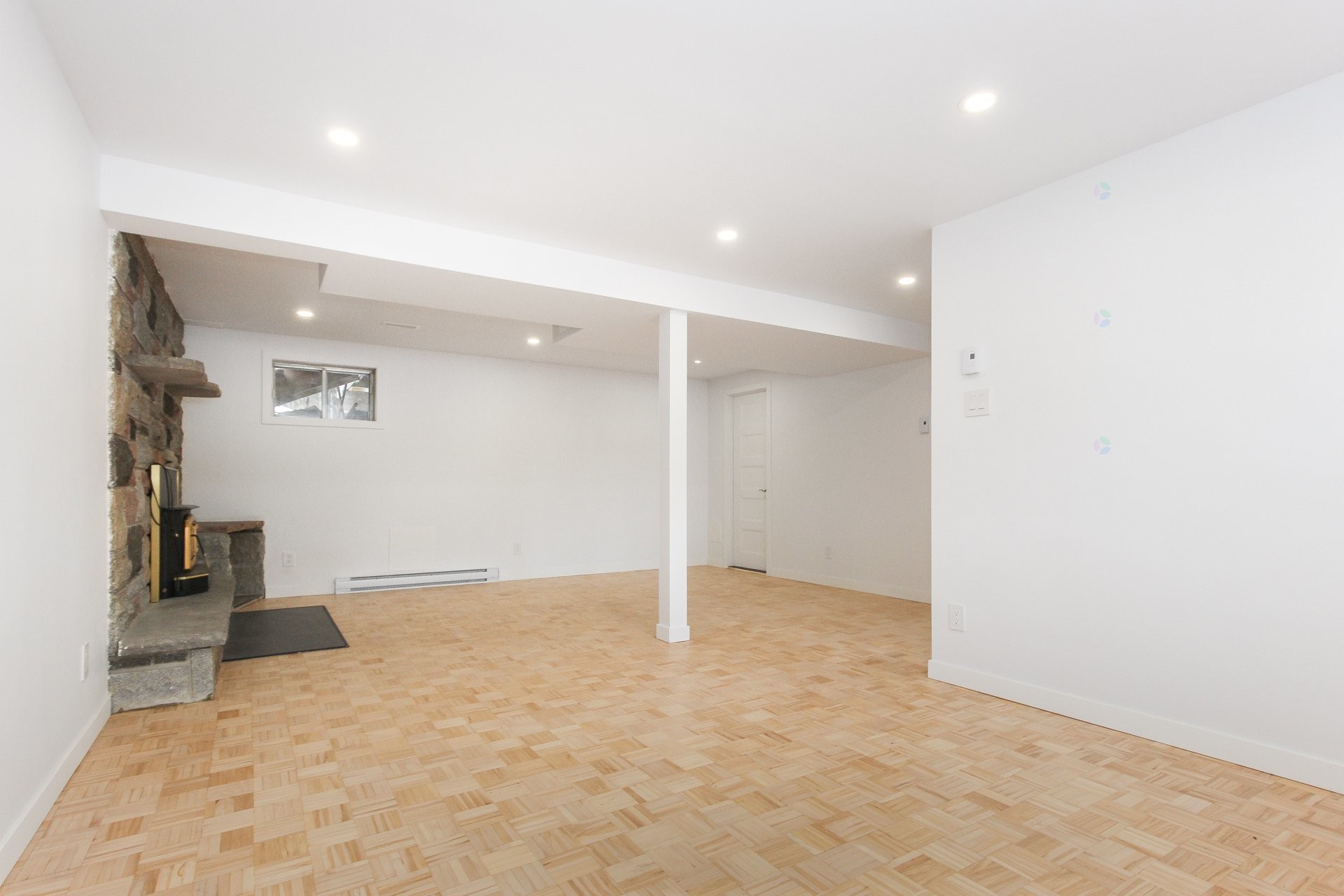 









915


Rue Desmarchais

,
Laval (Fabreville),




QC
H7R4T1

