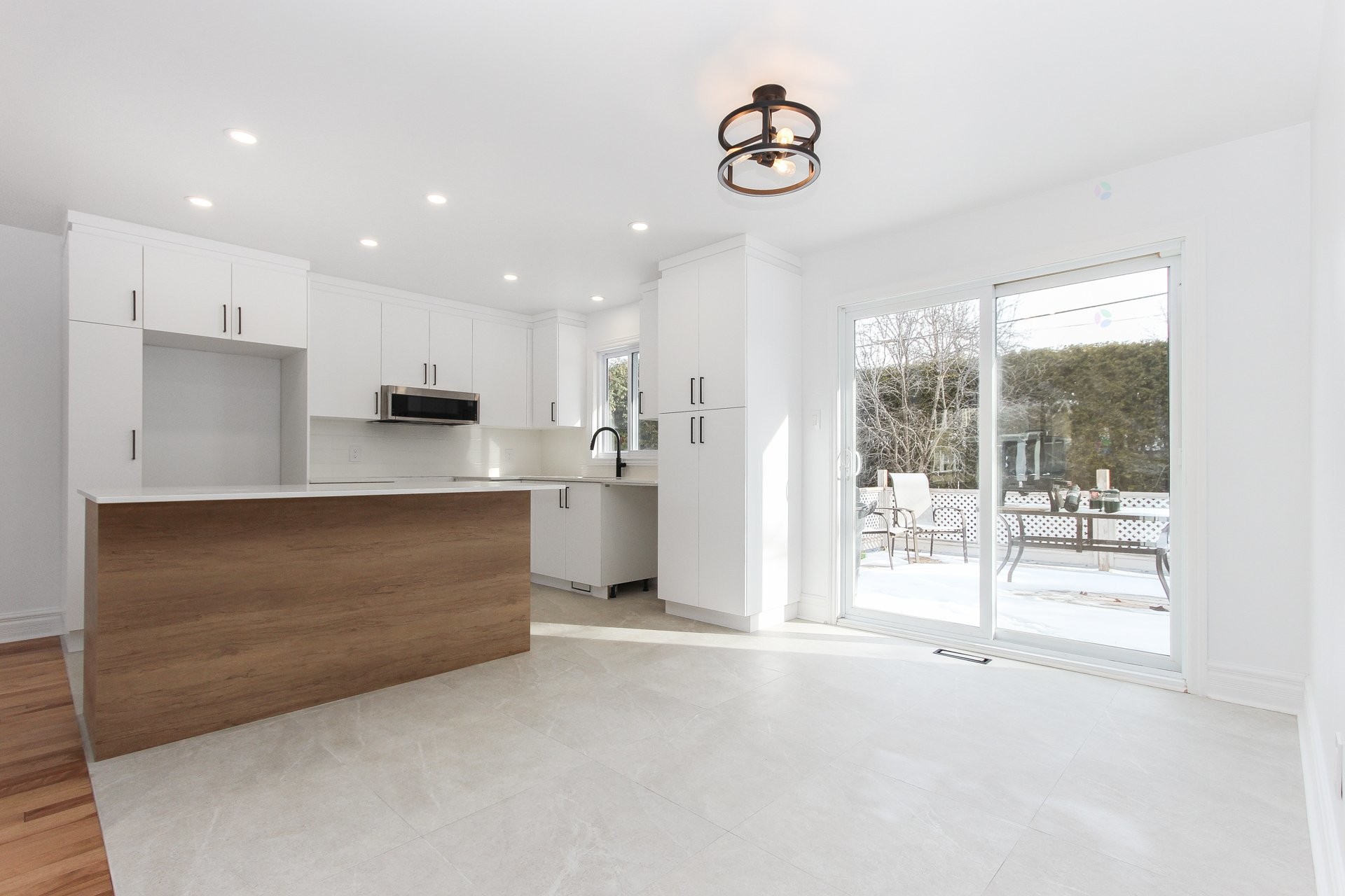 









915


Rue Desmarchais

,
Laval (Fabreville),




QC
H7R4T1

