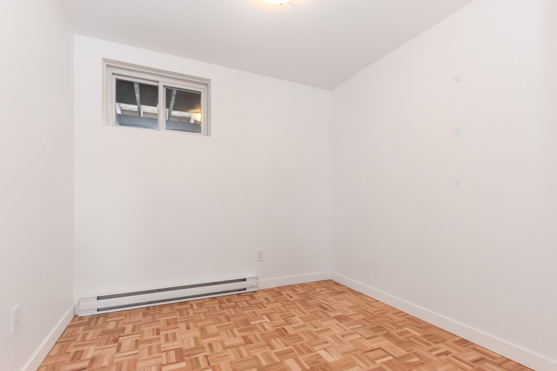 









915


Rue Desmarchais

,
Laval (Fabreville),




QC
H7R4T1

