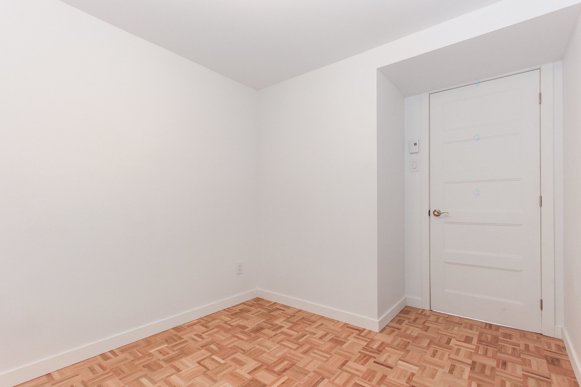 









915


Rue Desmarchais

,
Laval (Fabreville),




QC
H7R4T1

