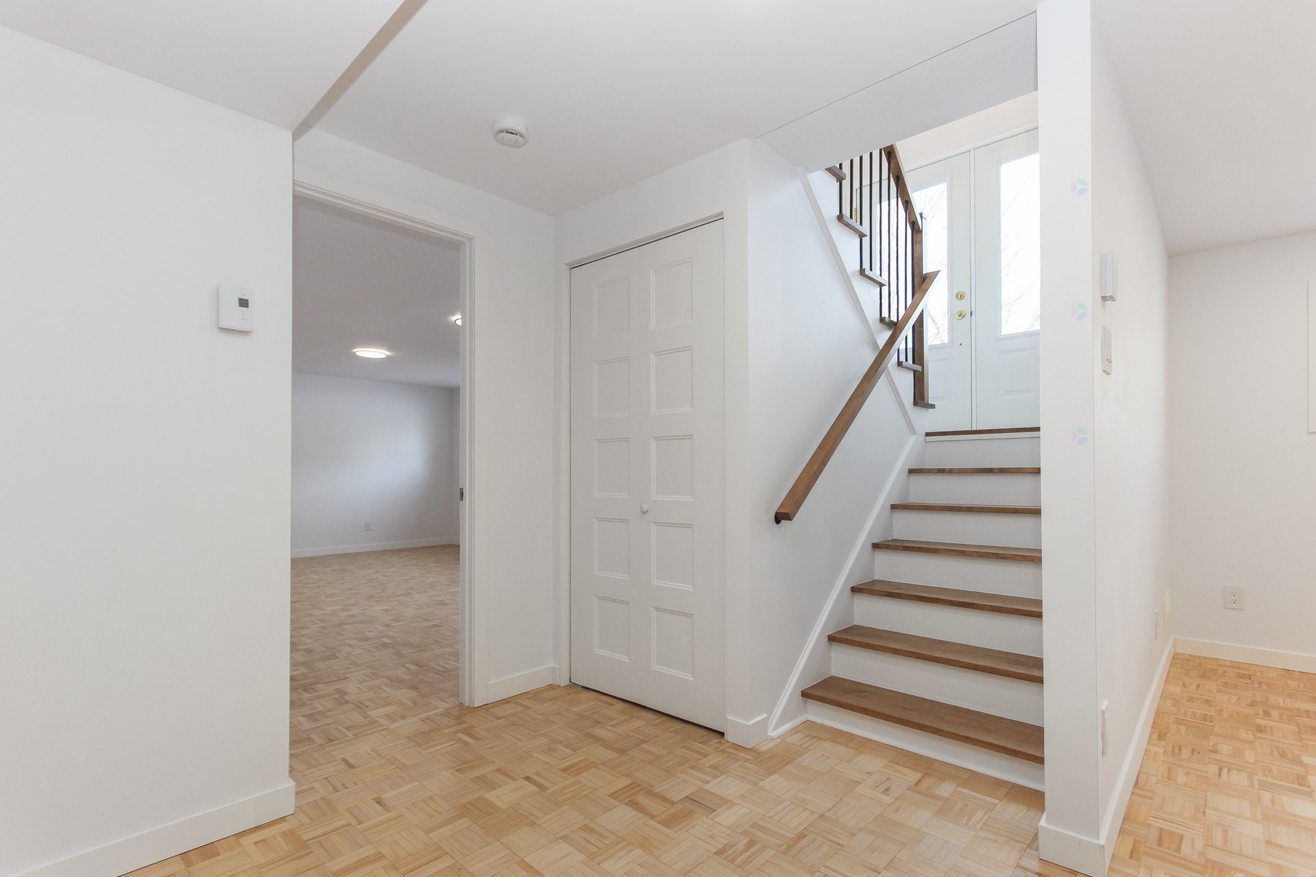 









915


Rue Desmarchais

,
Laval (Fabreville),




QC
H7R4T1

