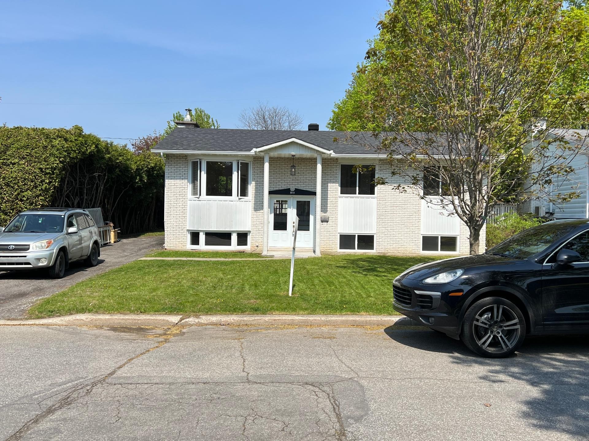 









915


Rue Desmarchais

,
Laval (Fabreville),




QC
H7R4T1

