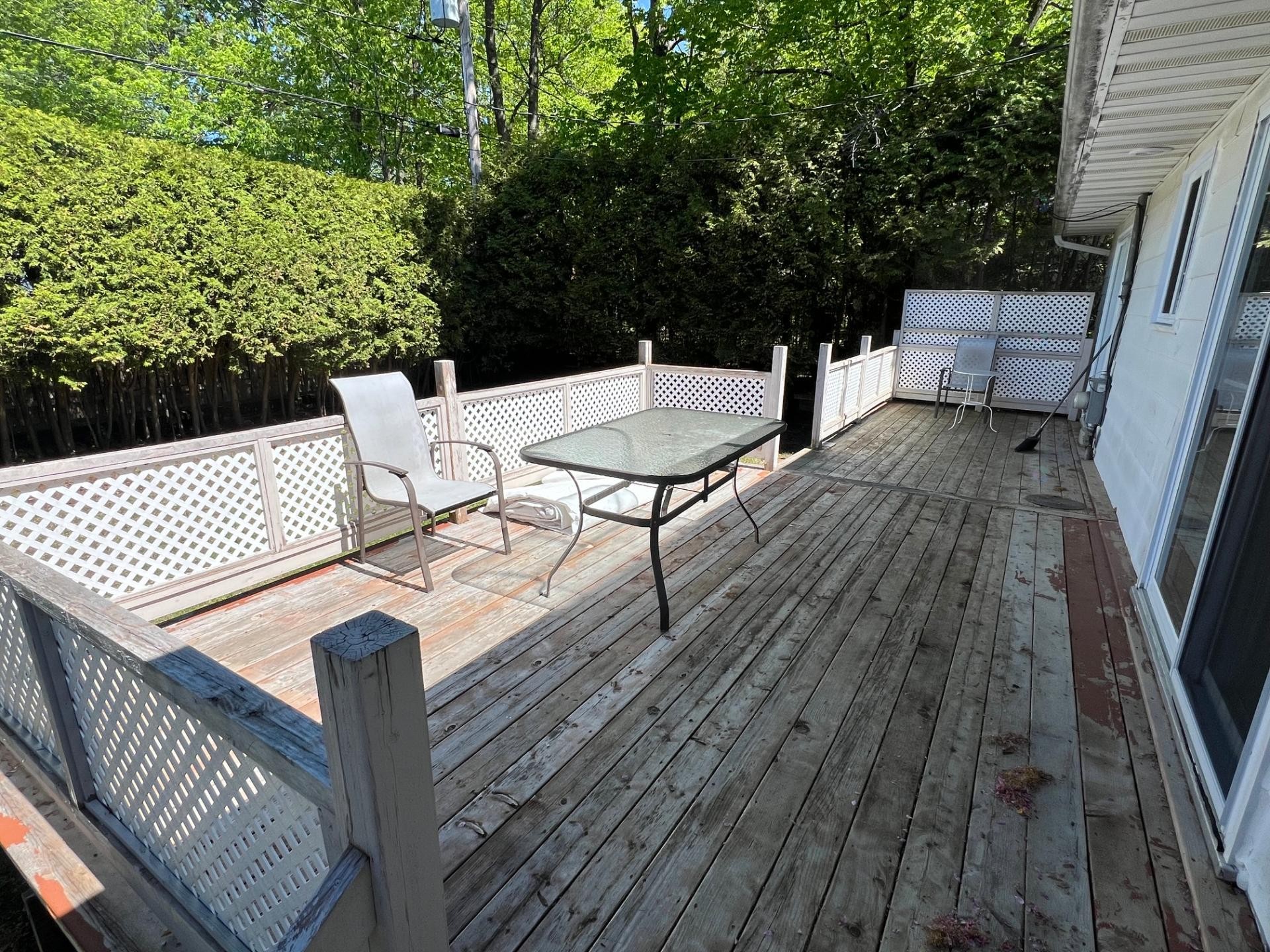 









915


Rue Desmarchais

,
Laval (Fabreville),




QC
H7R4T1

