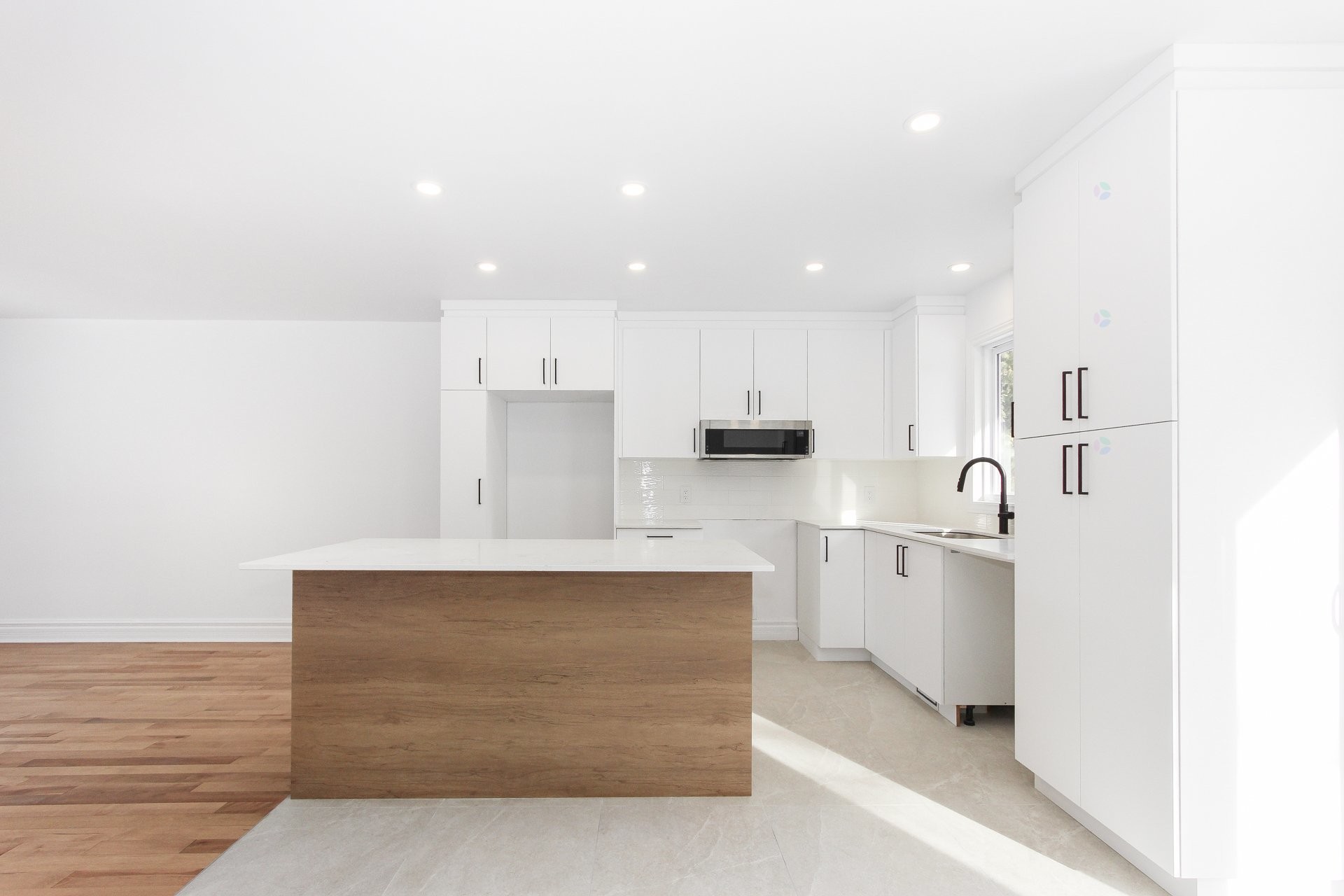 









915


Rue Desmarchais

,
Laval (Fabreville),




QC
H7R4T1

