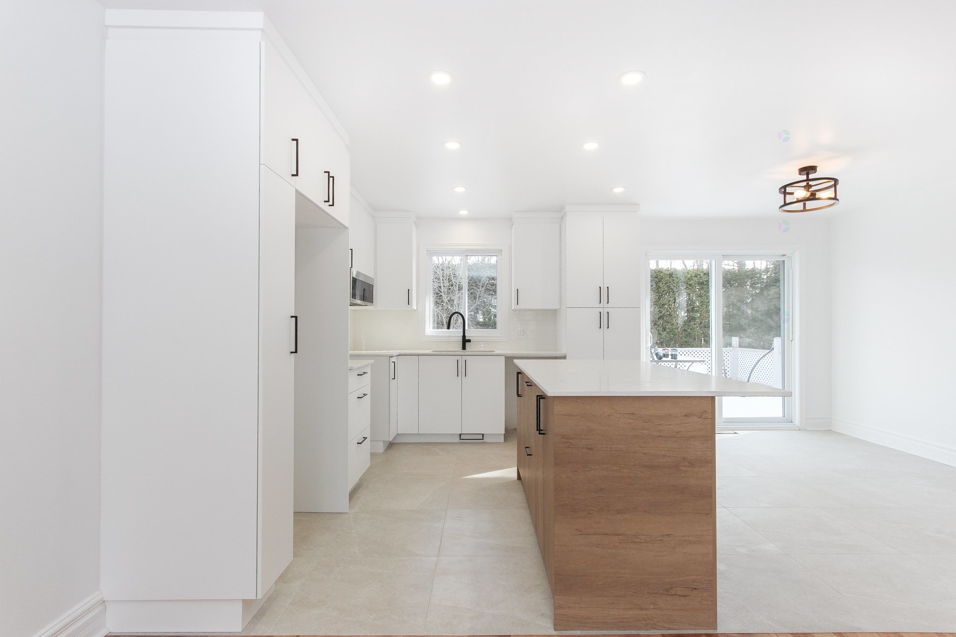 









915


Rue Desmarchais

,
Laval (Fabreville),




QC
H7R4T1

