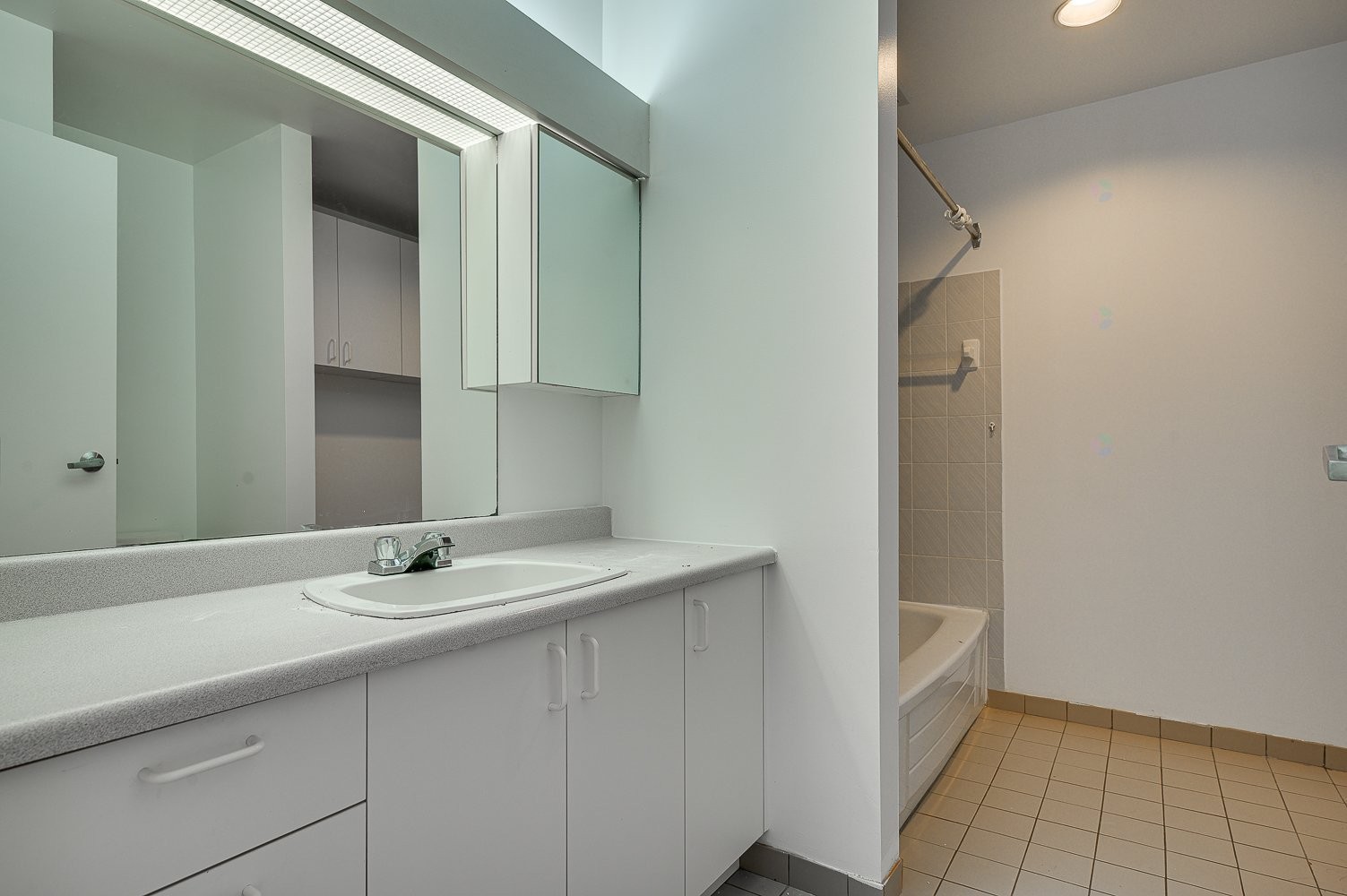 









305


Rue Laviolette

, 310,
Saint-Jérôme,




QC
J7Y4H7

