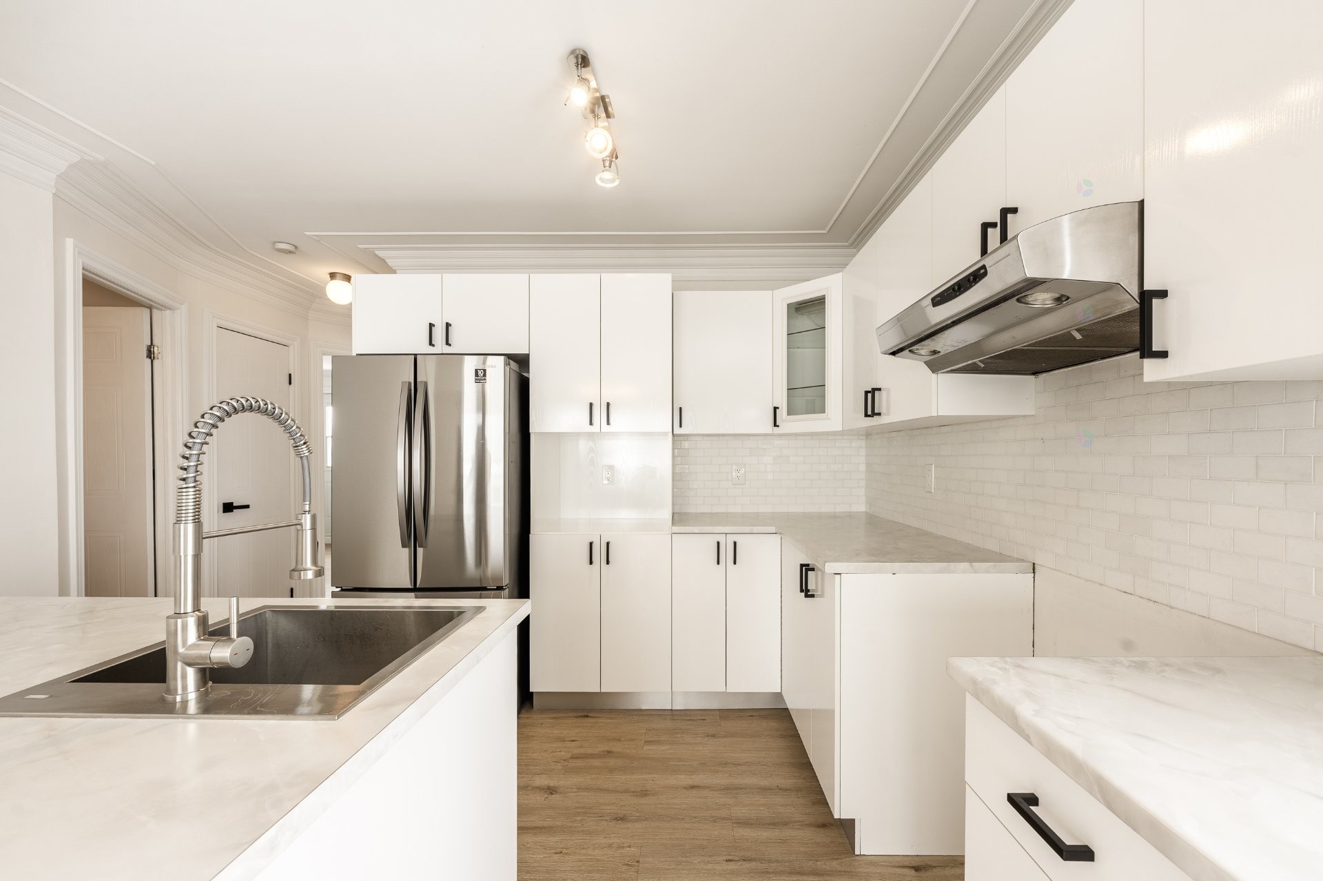 









3725


Boul. St-Laurent

, 402,
Sainte-Catherine,




QC
J5C2B1

