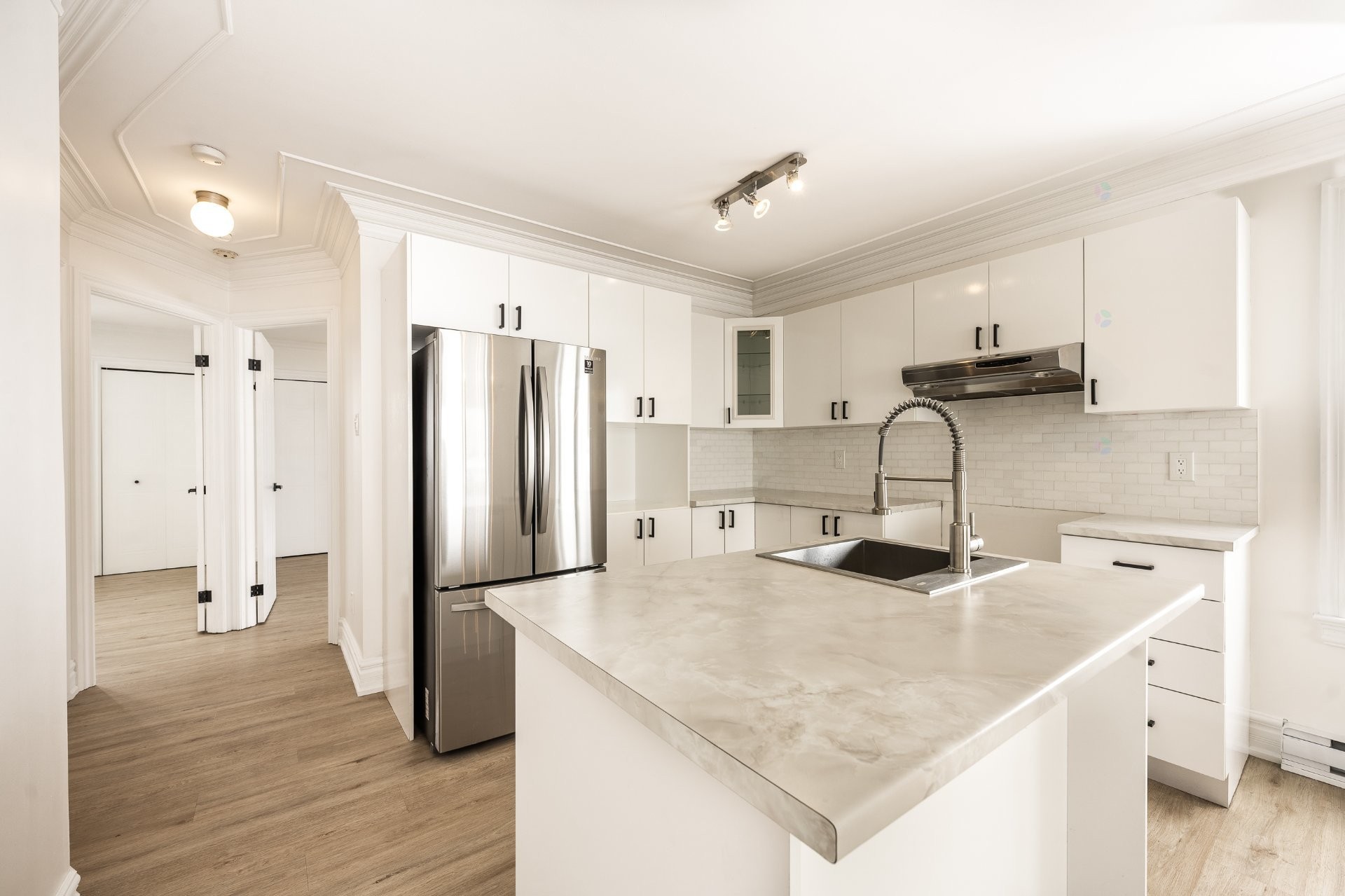









3725


Boul. St-Laurent

, 402,
Sainte-Catherine,




QC
J5C2B1

