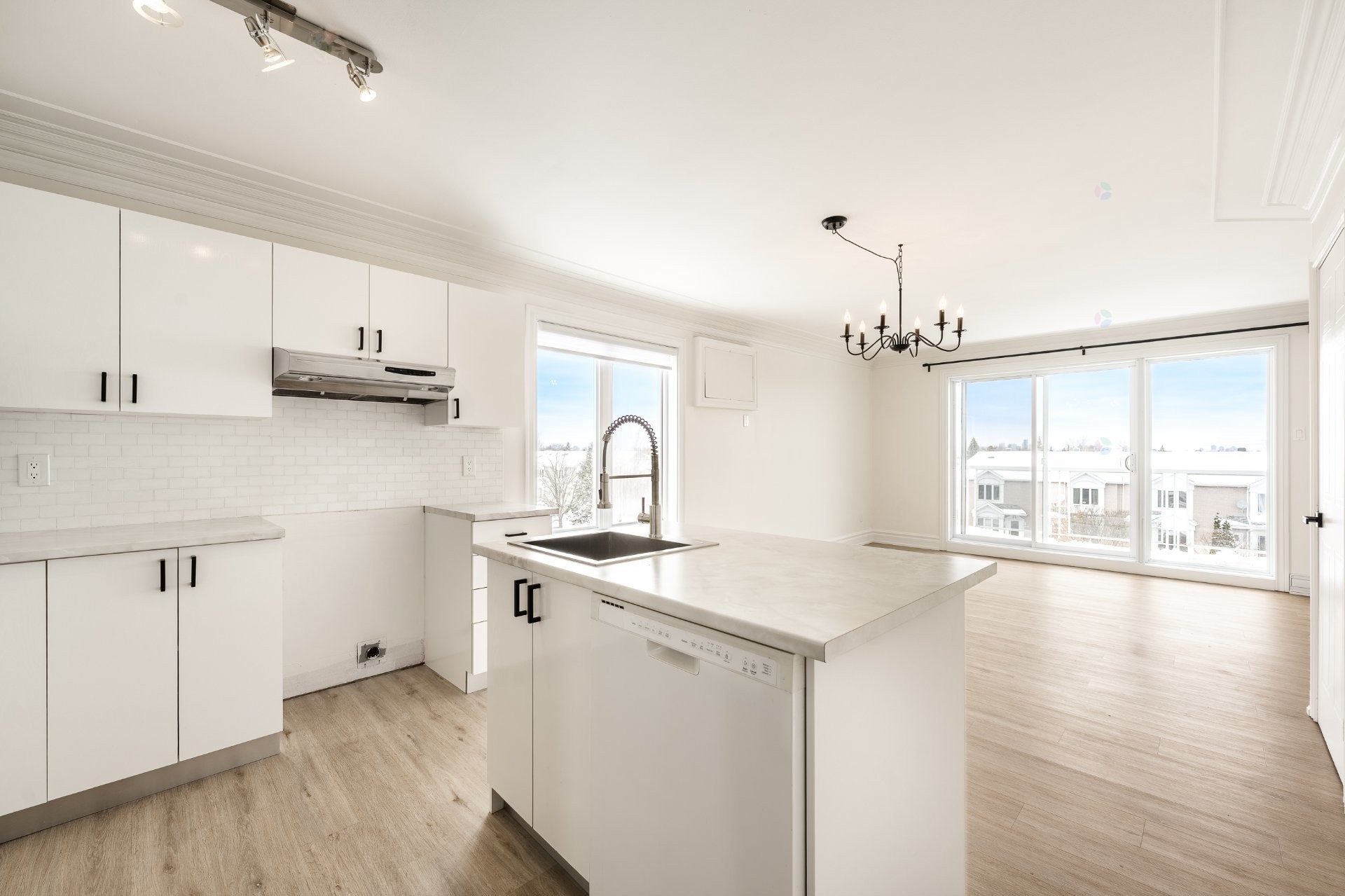 









3725


Boul. St-Laurent

, 402,
Sainte-Catherine,




QC
J5C2B1

