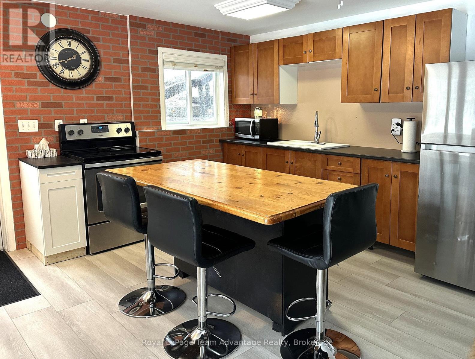 












19 ALLAN CRESCENT

,
Seguin,




Ontario
P2A2W8

