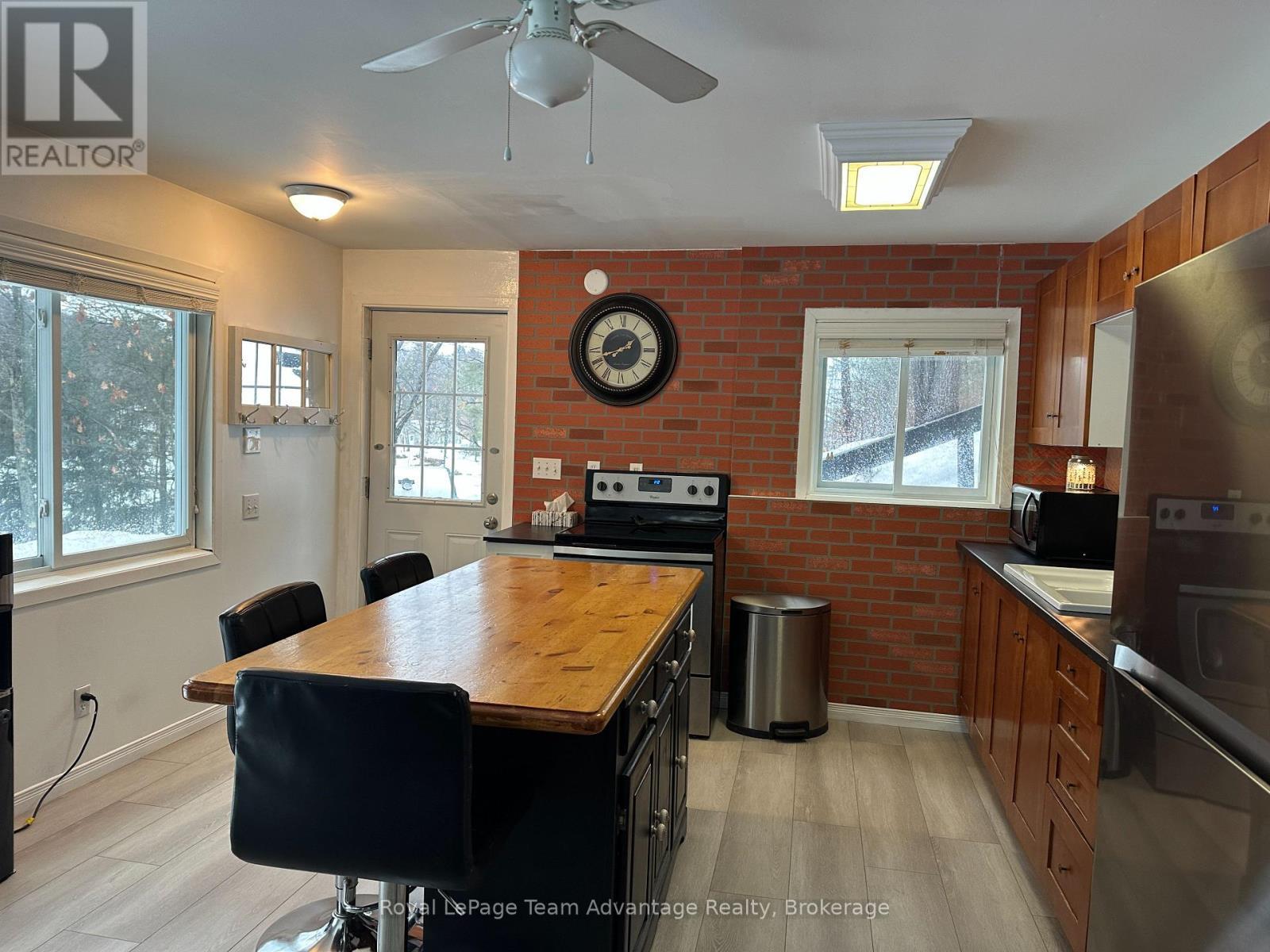 












19 ALLAN CRESCENT

,
Seguin,




Ontario
P2A2W8

