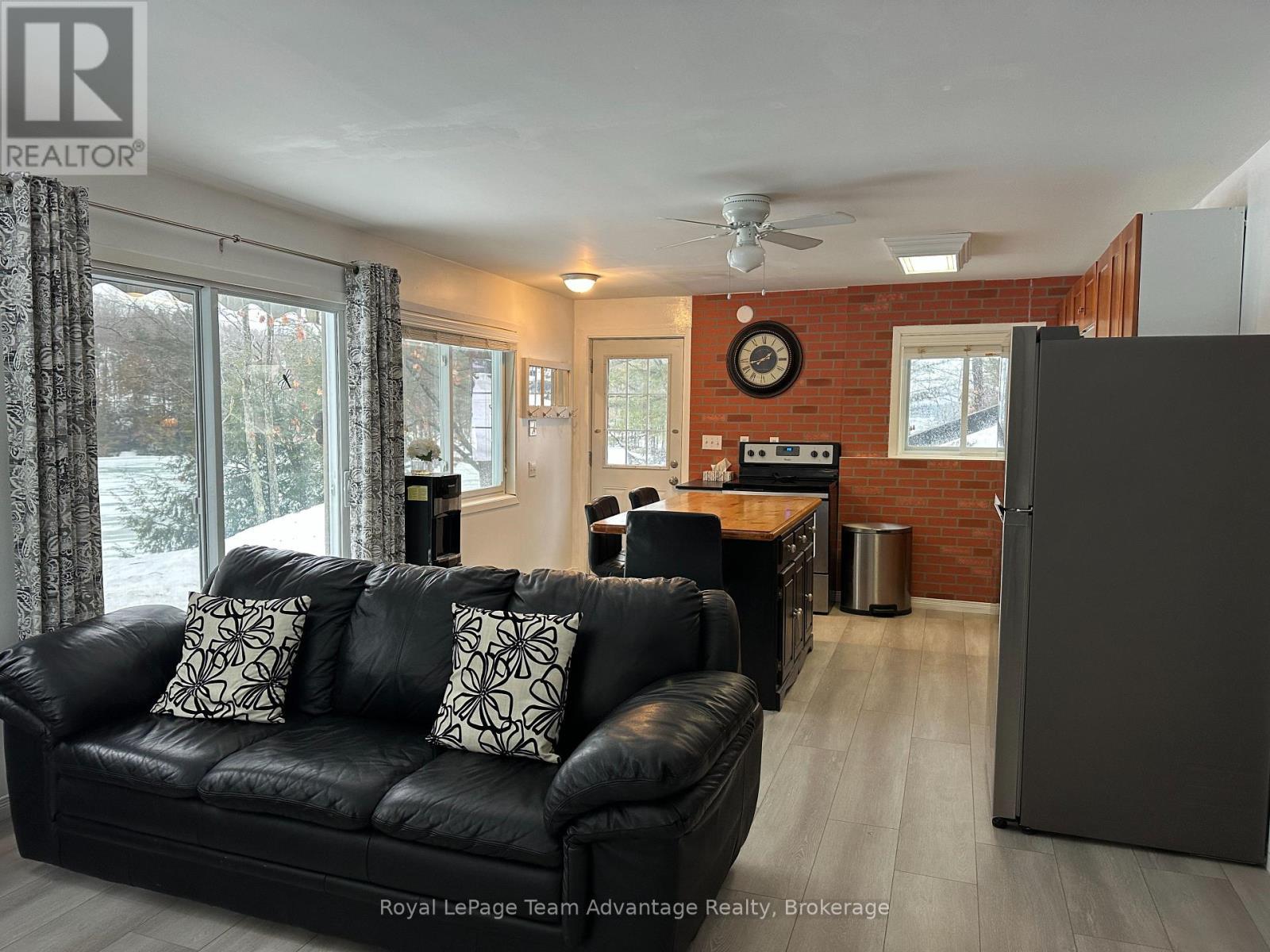 












19 ALLAN CRESCENT

,
Seguin,




Ontario
P2A2W8

